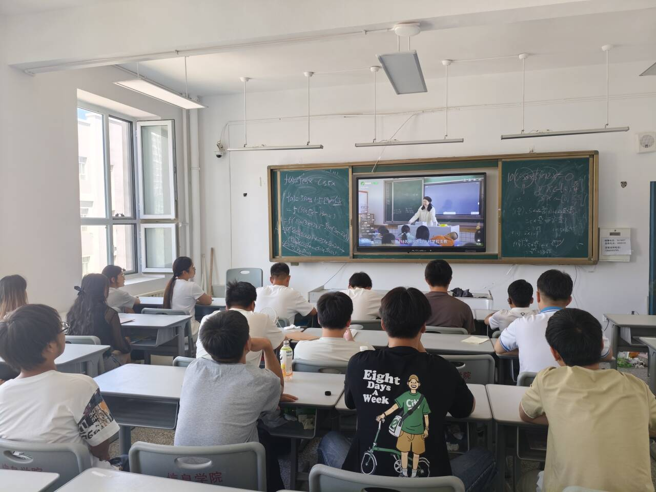 传承红色基因 筑牢作风根基——我校组织学生观看高校党组织示范微党课