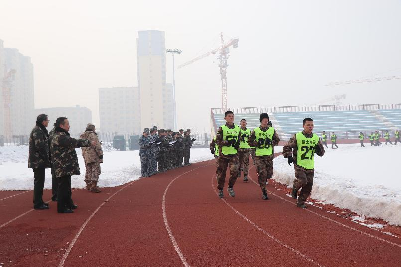 陆军考核组对2021级军士生入营考核