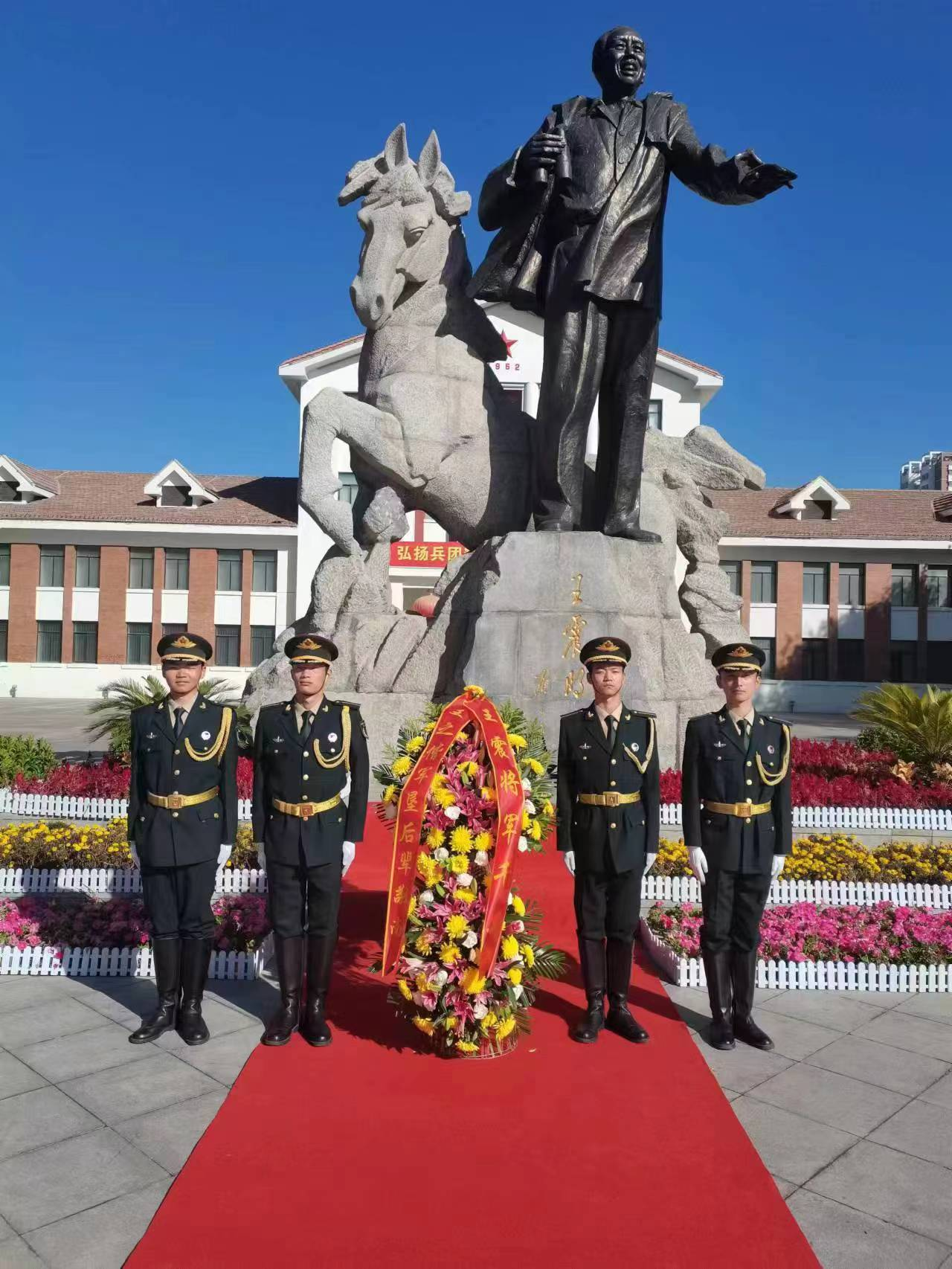 保障“王震之子王之来石 向王震将军铜像敬献花篮仪式”