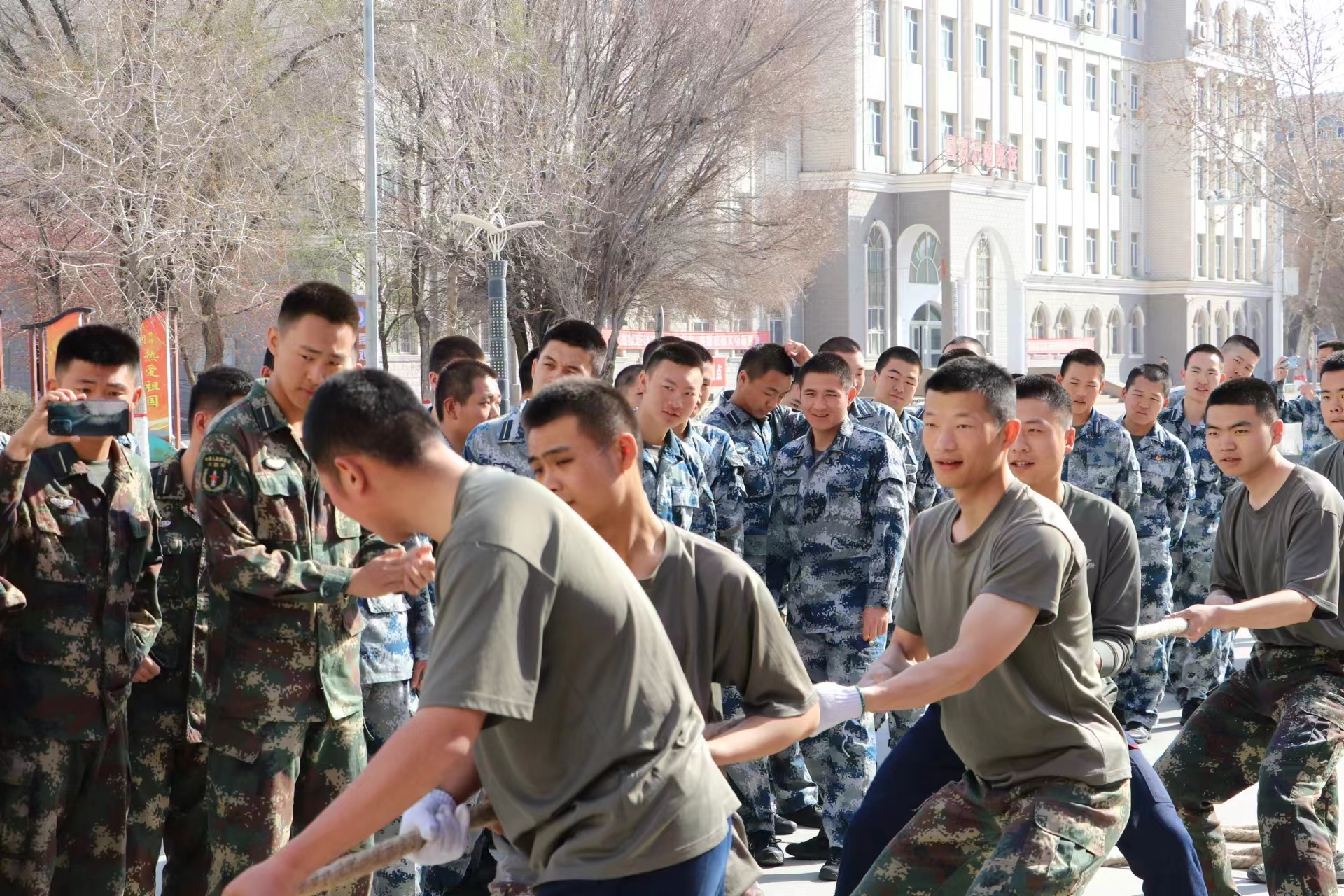 军士学院行走的思政课-红色之旅拔河比赛