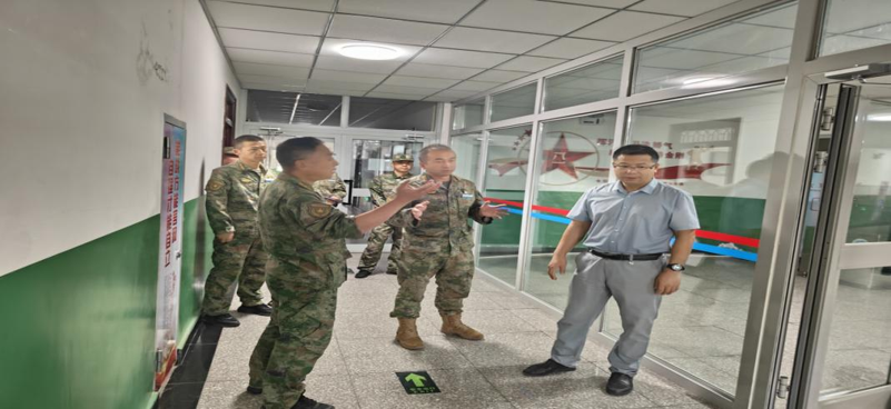 张金果副院长检查军士学院学生宿舍