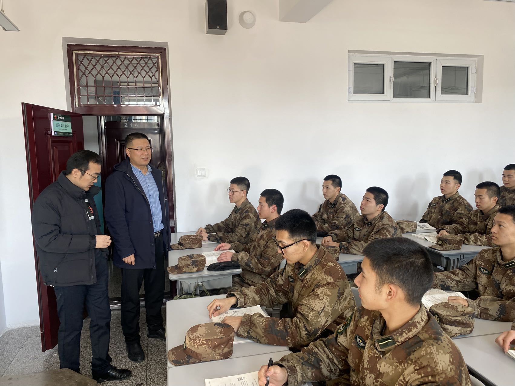 深入军士生课堂一线--学院副院长张金果深入课堂，夯实军士生国防人才根基