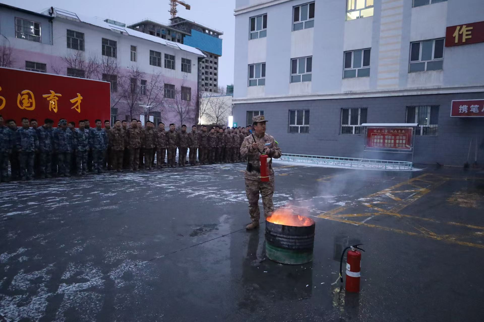 以演筑防：军士学院逃生演习 上好安全“必修课”