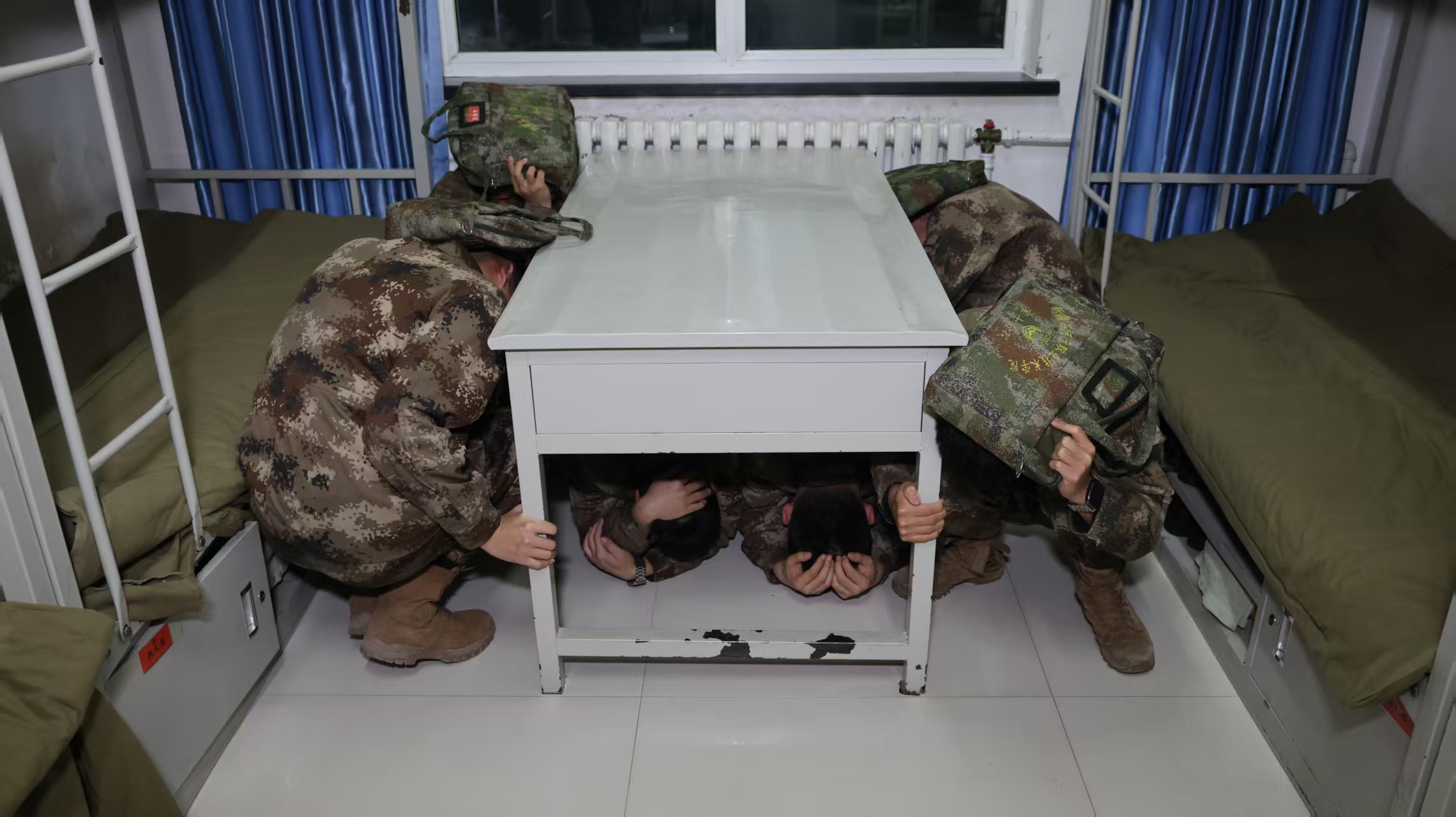 防灾于未然，演练筑平。Beat365中文官方网站定向培养学院地震应急避险训练顺利举行