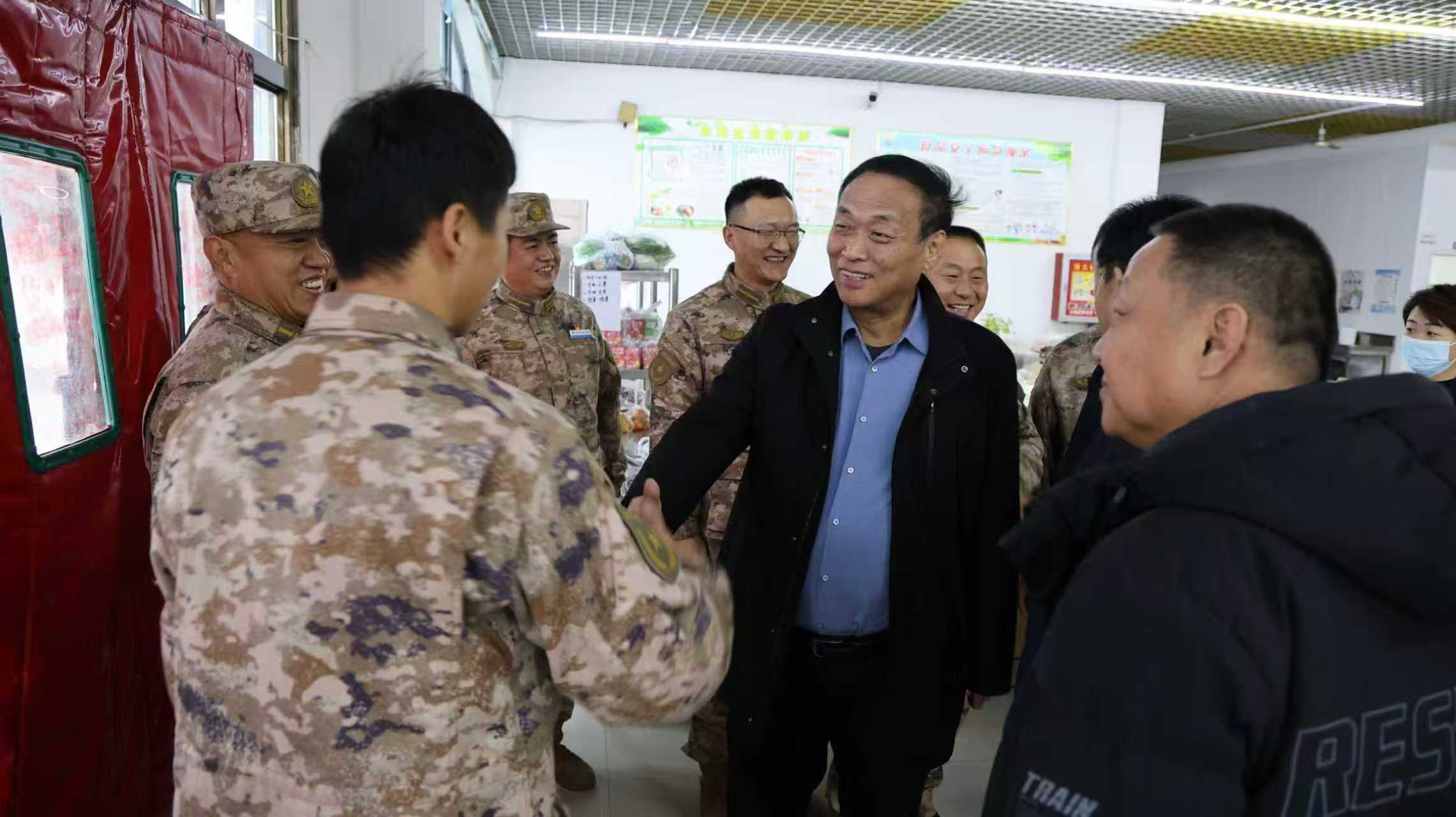 情暖冬至 饺香聚力--Beat365中文官方网站定向培养学院党支部组织教官冬至包饺子活动