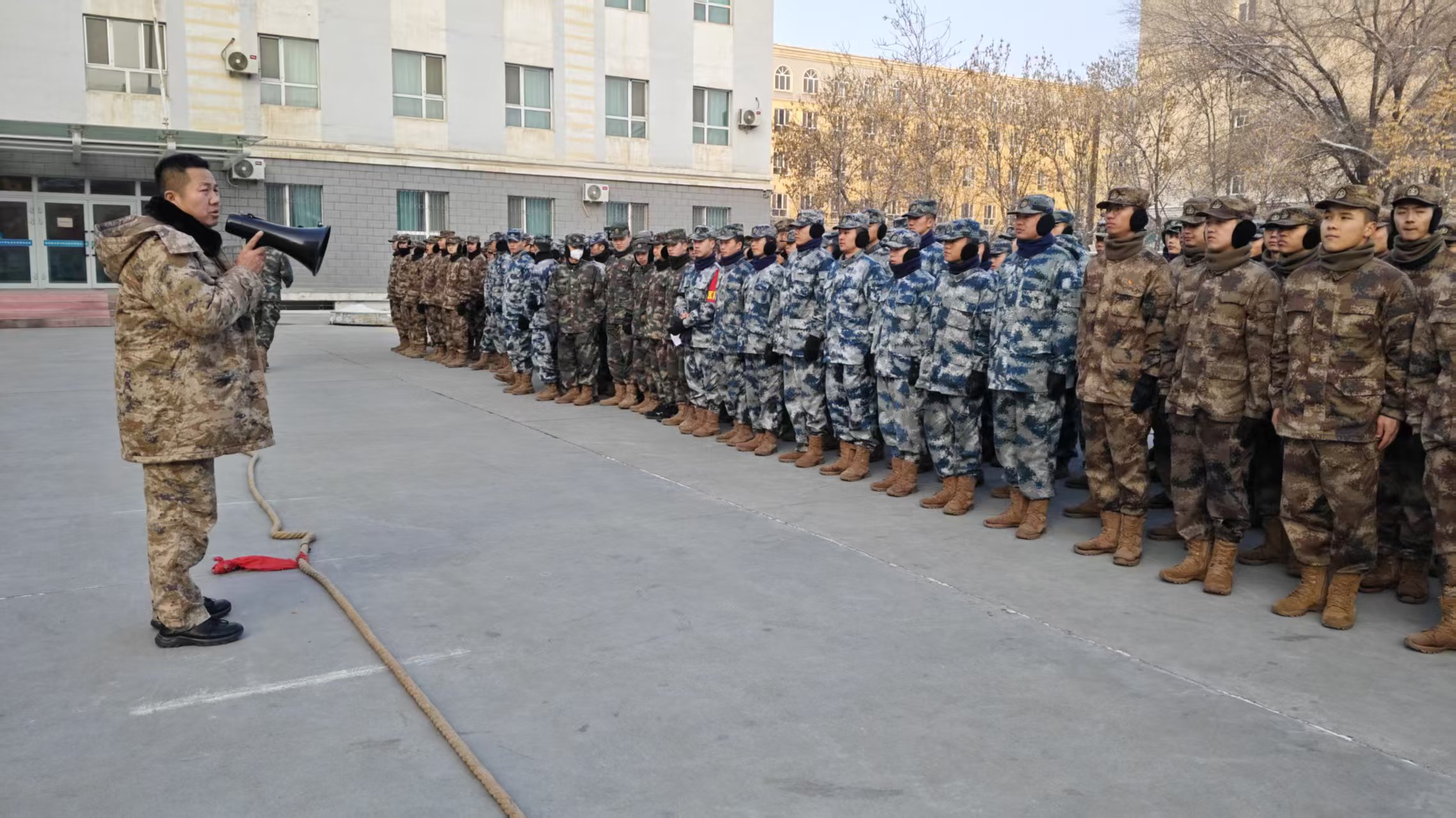 凝心聚力迎新年，力拔头筹展豪情––Beat365中文官方网站定向培养学院组织定向军士拔河活动