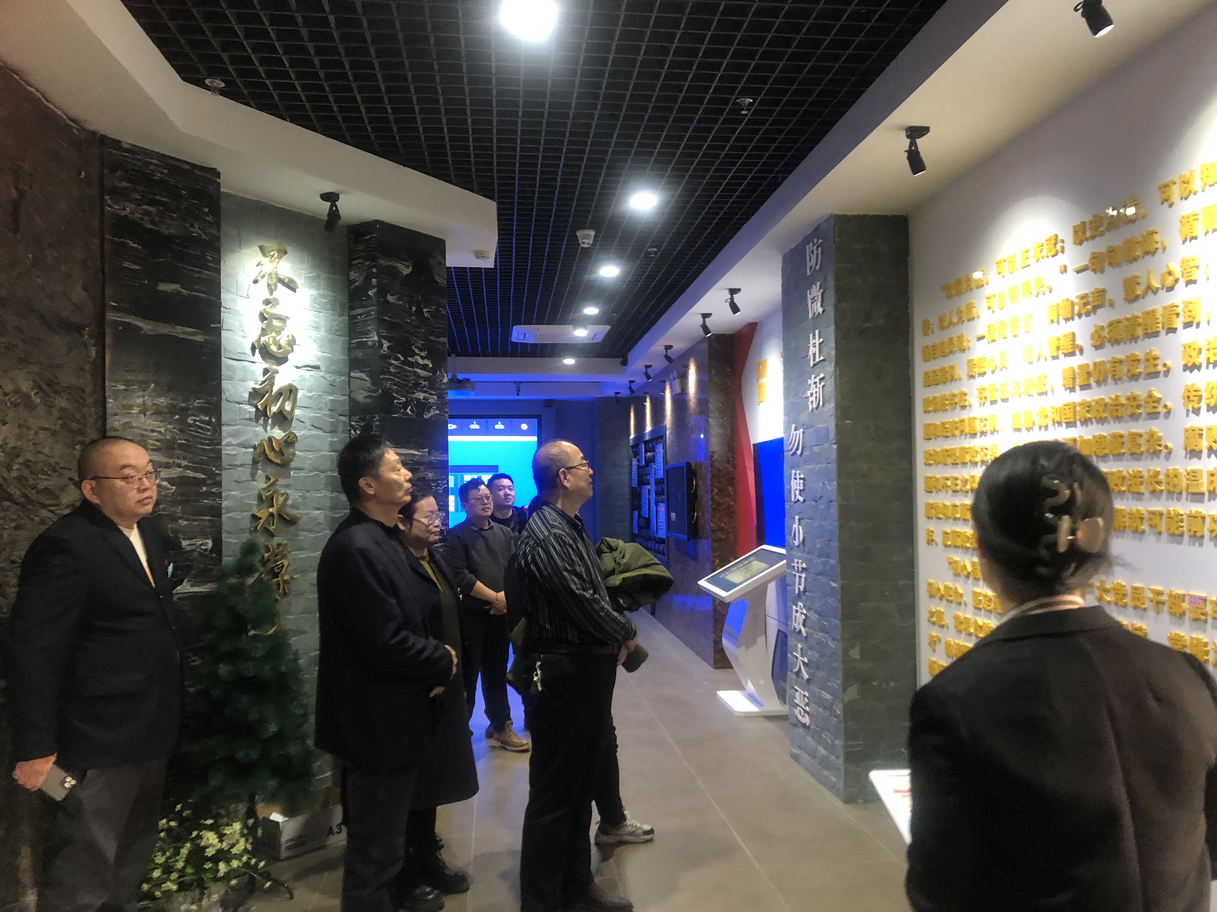 继续教育学院欢度“三八”国际妇女节