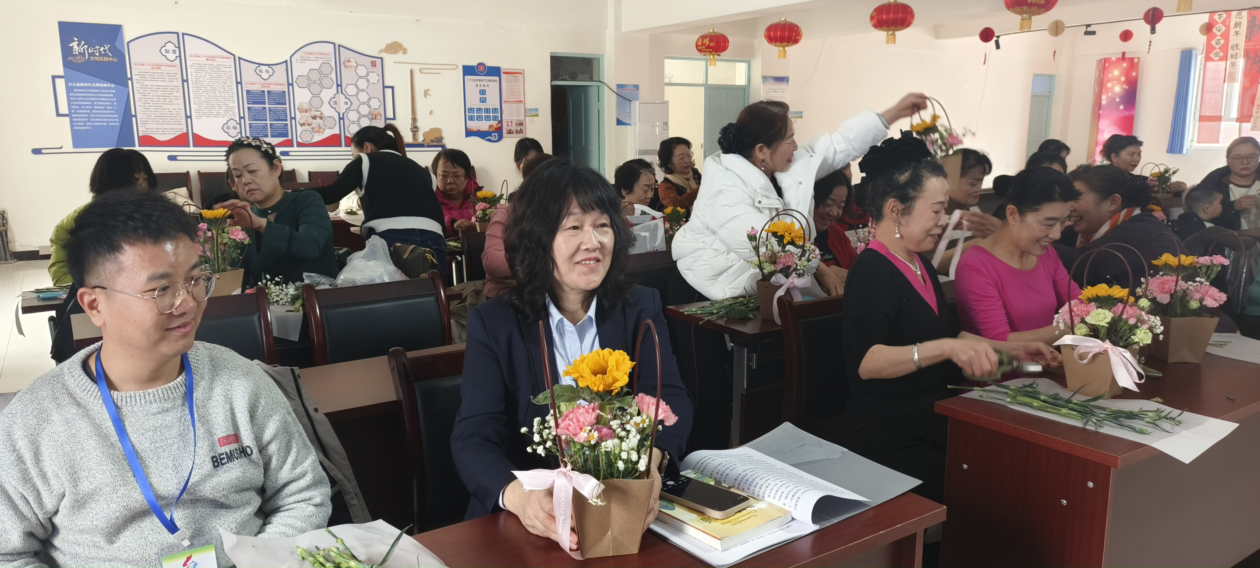 跟党奋进新征程 巾帼建功新时代——继续教育学院走进社区携手居民共庆“三八”国际妇女节