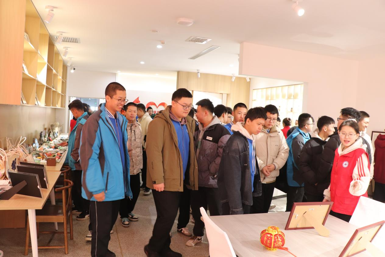 公共基础学院师生走进创新创业学院 共探创新实践新路径 ——2025年3月5日跨院交流活动纪实