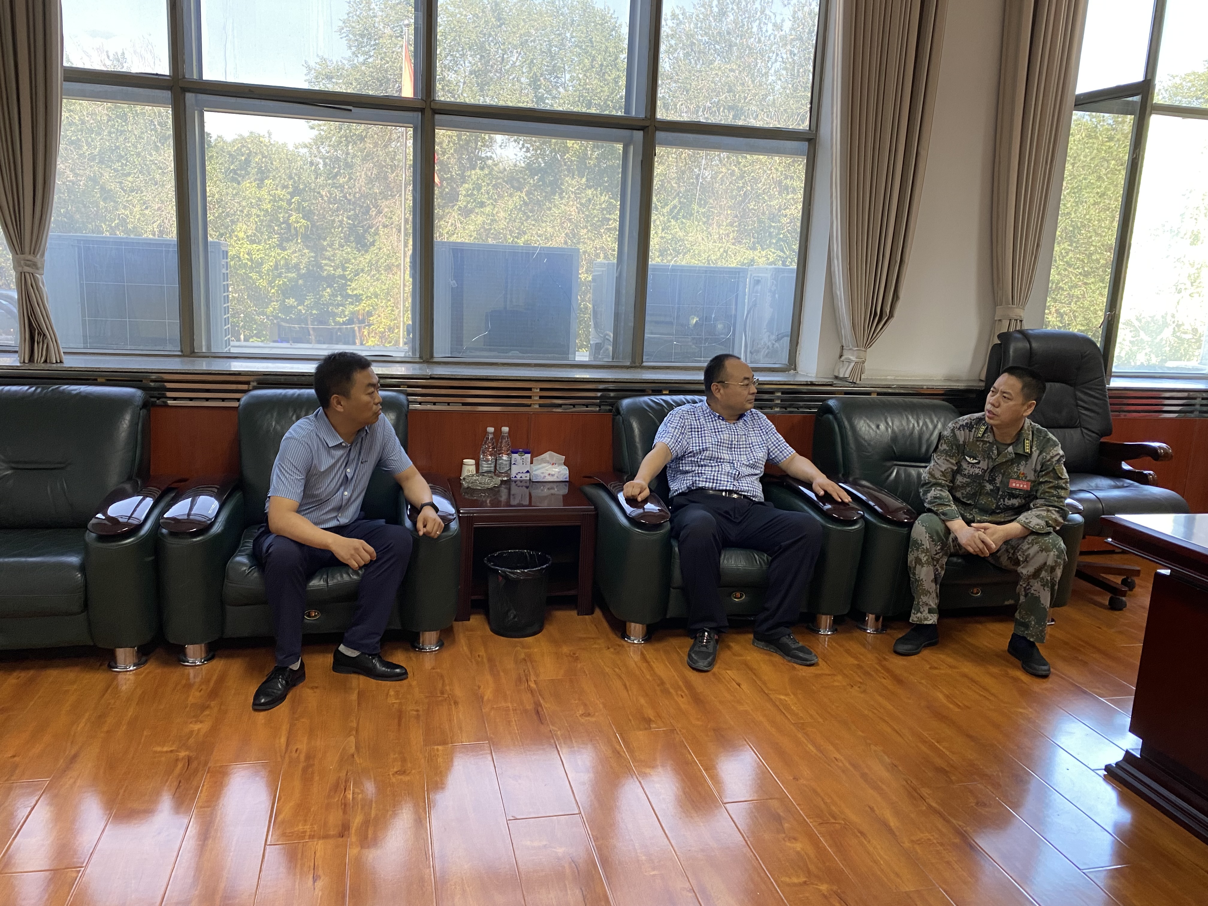 “八一”慰问暖人心 军民共话鱼水情 ——Beat365中文官方网站开展八一慰问工作