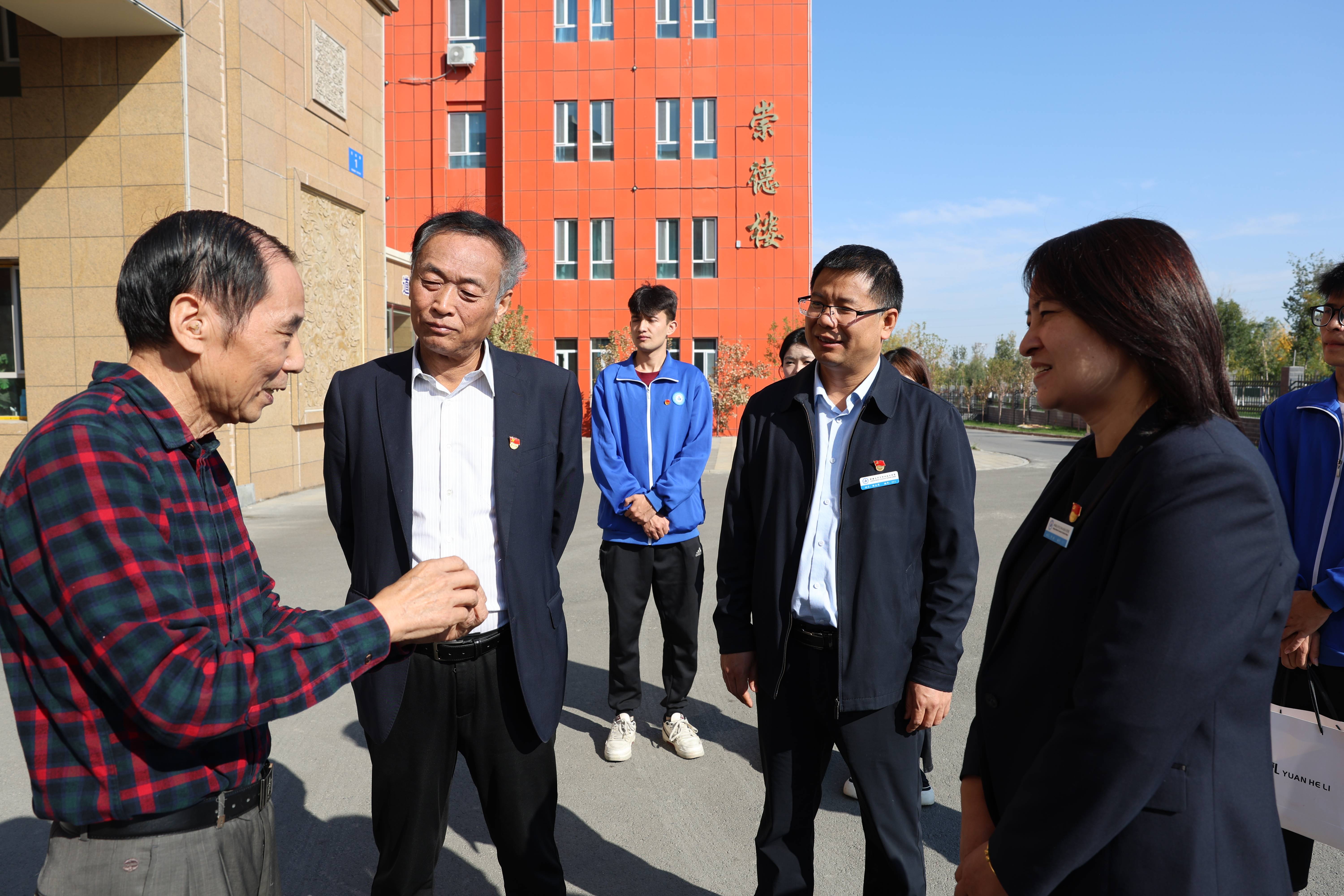 聆听红色记忆 共筑强国之梦——Beat365中文官方网站邀请革命先烈后辈开启思政大讲堂