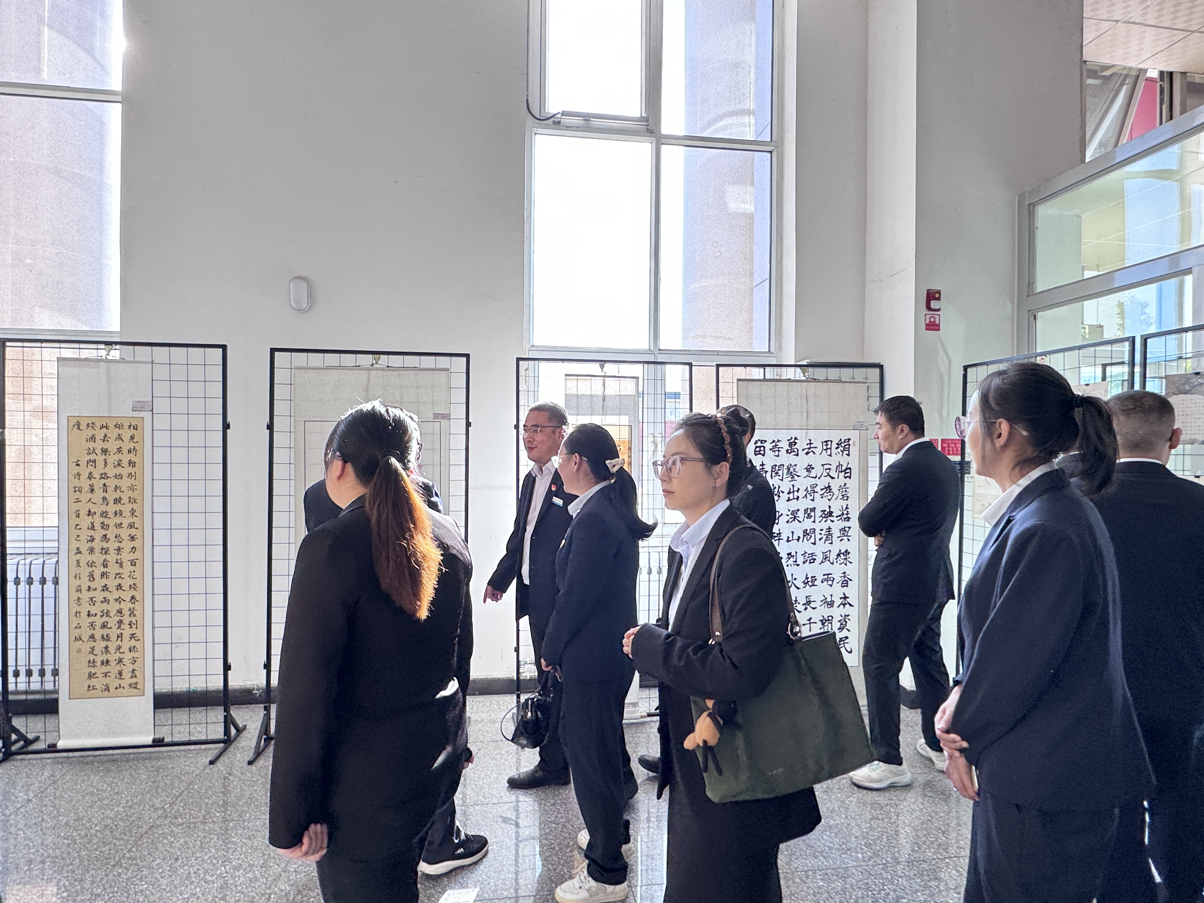 以“清”育桃李 以“廉”铸师魂——信息与通信工程学院教师参观廉政文化作品展