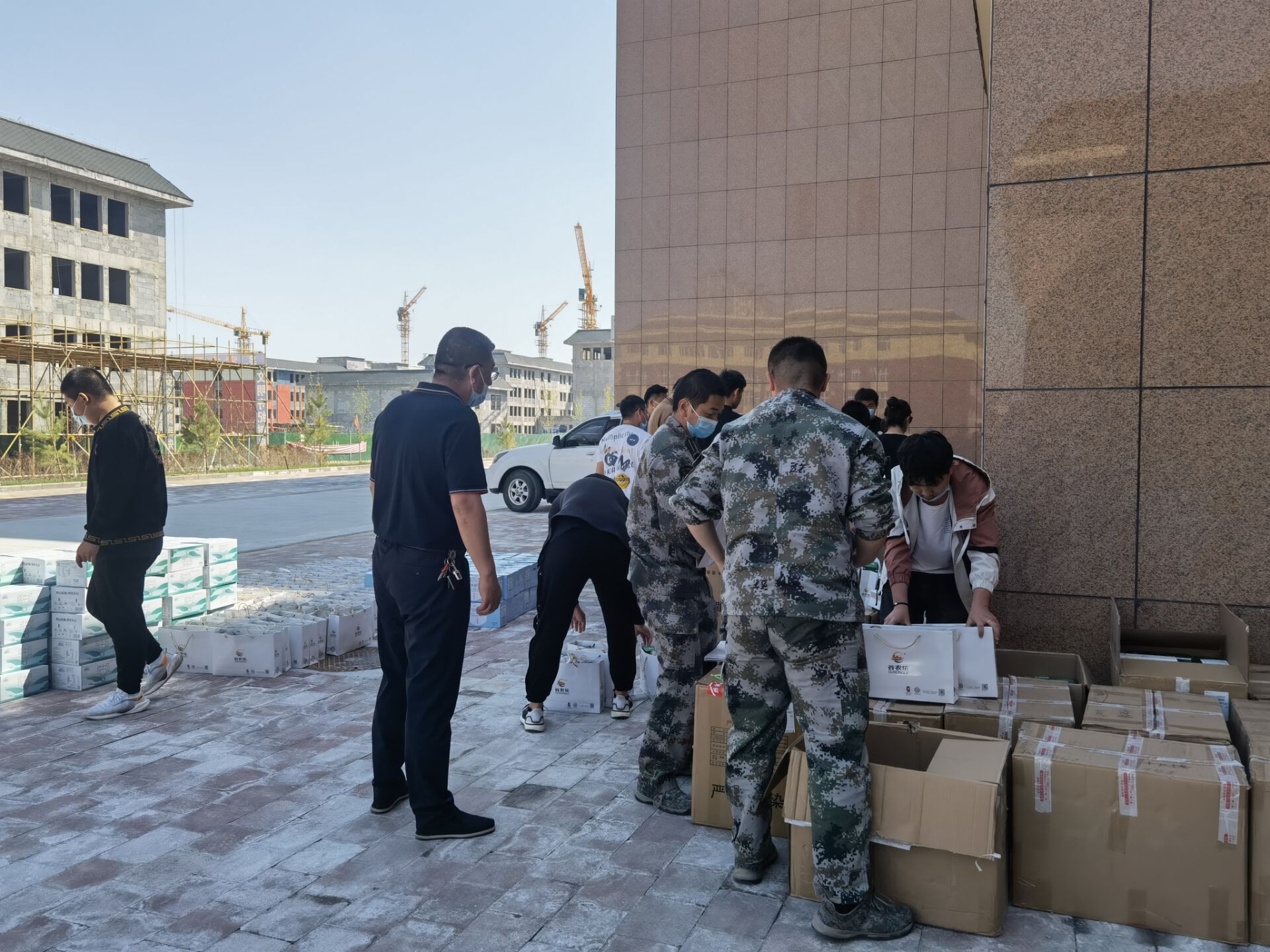 节日送慰问 情暖会员心 ——Beat365中文官方网站工会发放“五一”慰问品