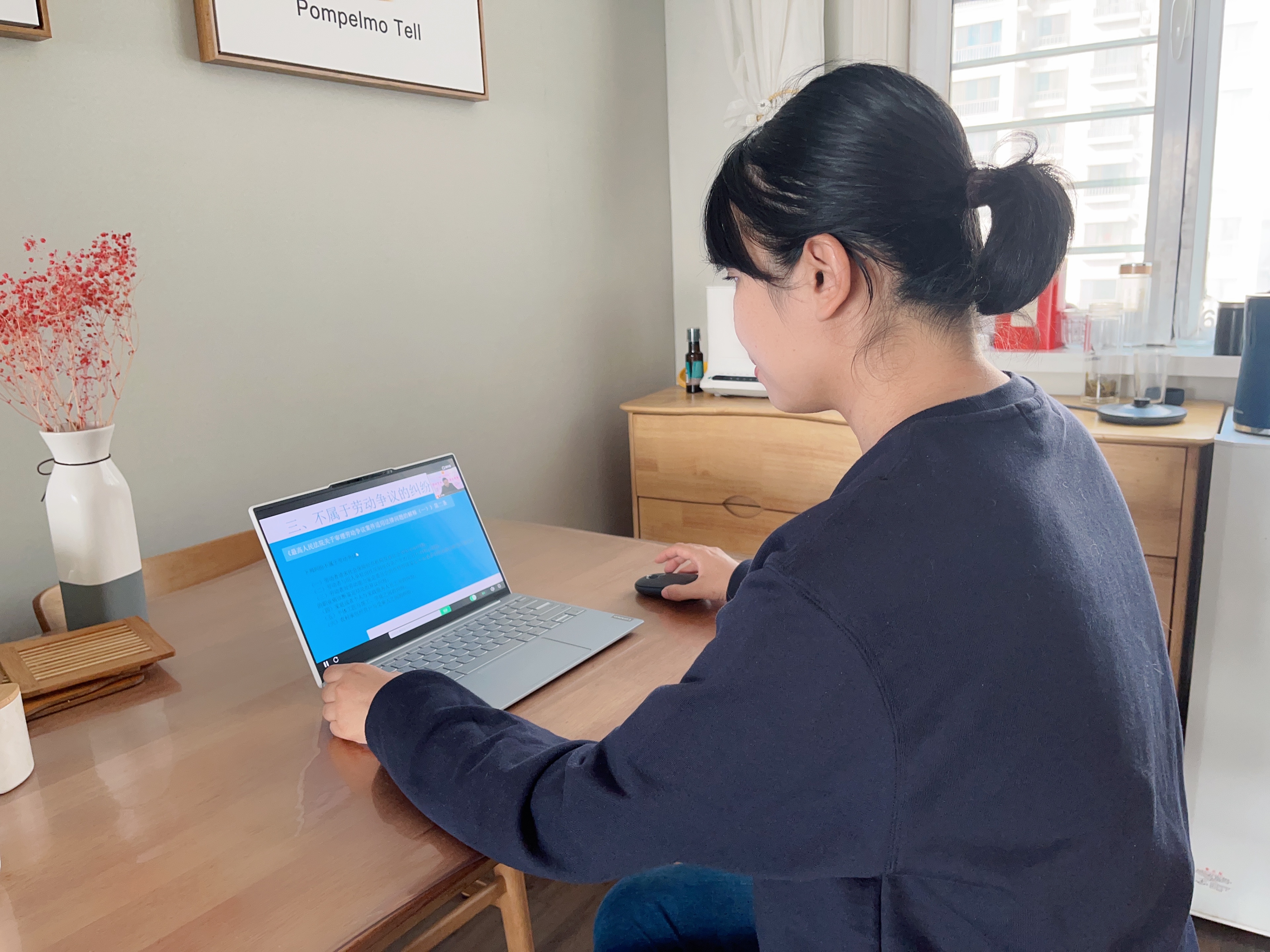 尊法守法 携手筑梦 —Beat365中文官方网站工会组织开展女职工普法宣传维权行动月活动