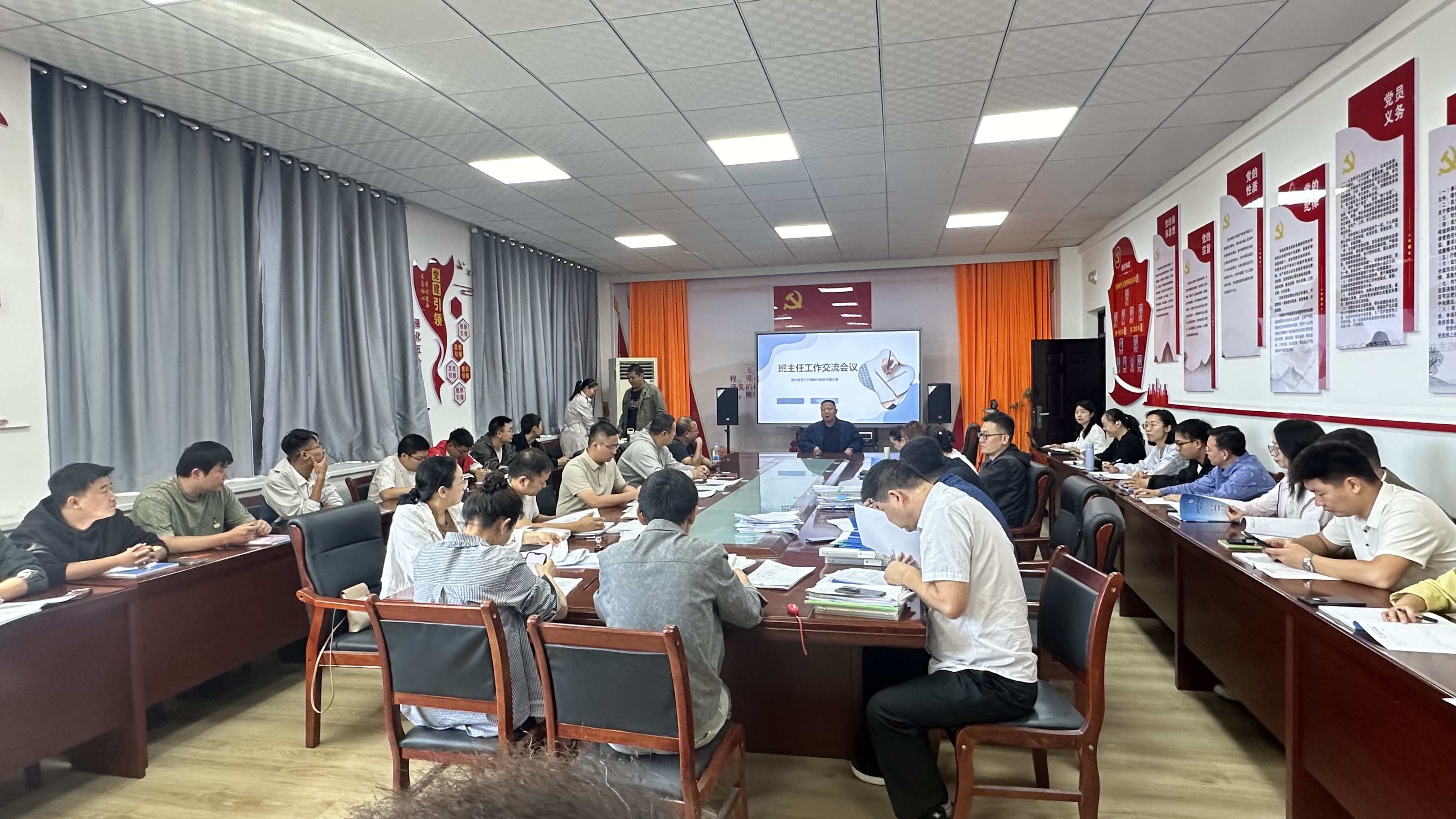 明确方向强根基——机械电气工程学院开展班主任工作会议