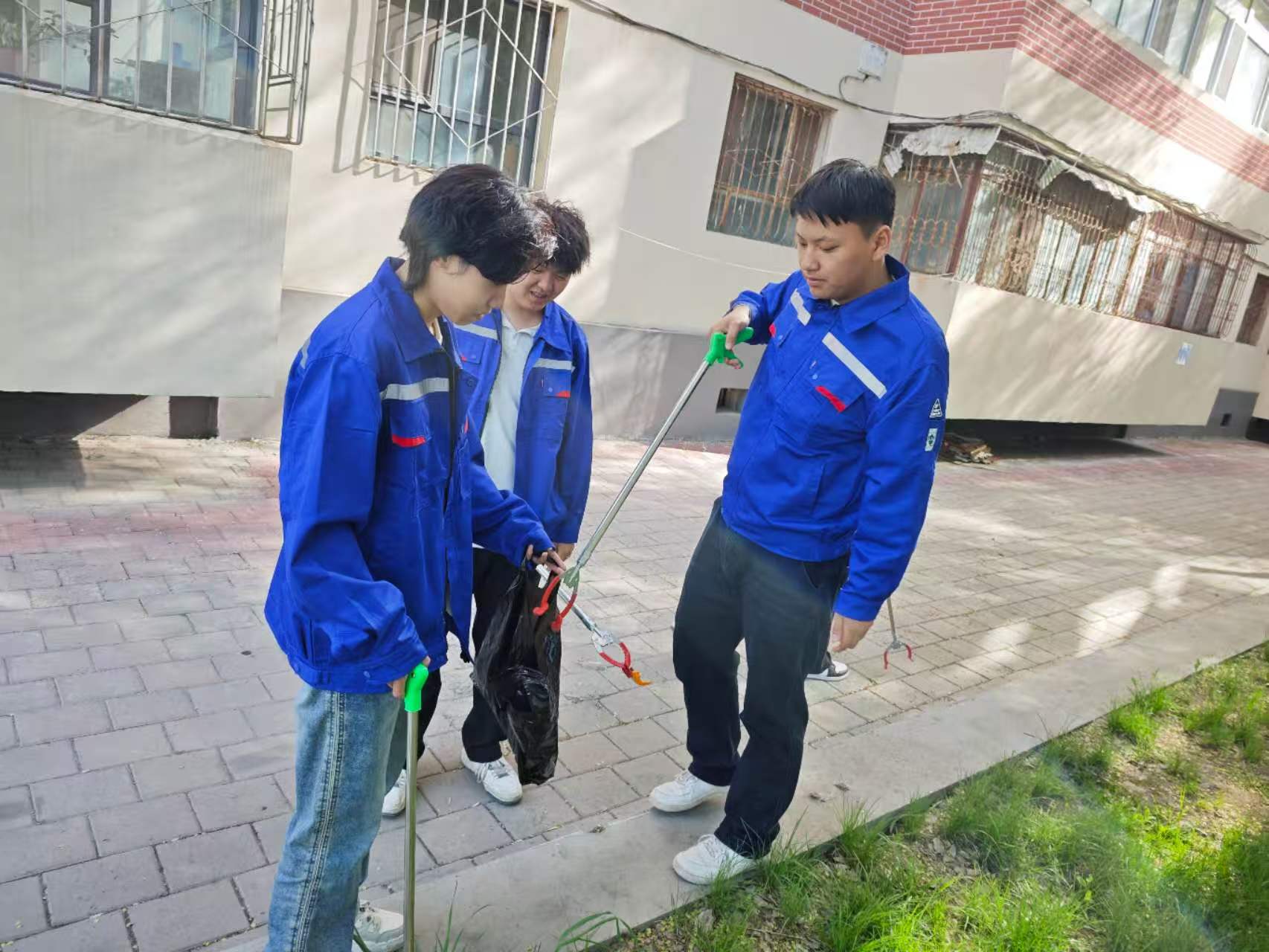 青春扮靓社区・劳动点亮文明——机械电气工程学院开展爱国卫生月美化环境志愿服务活动