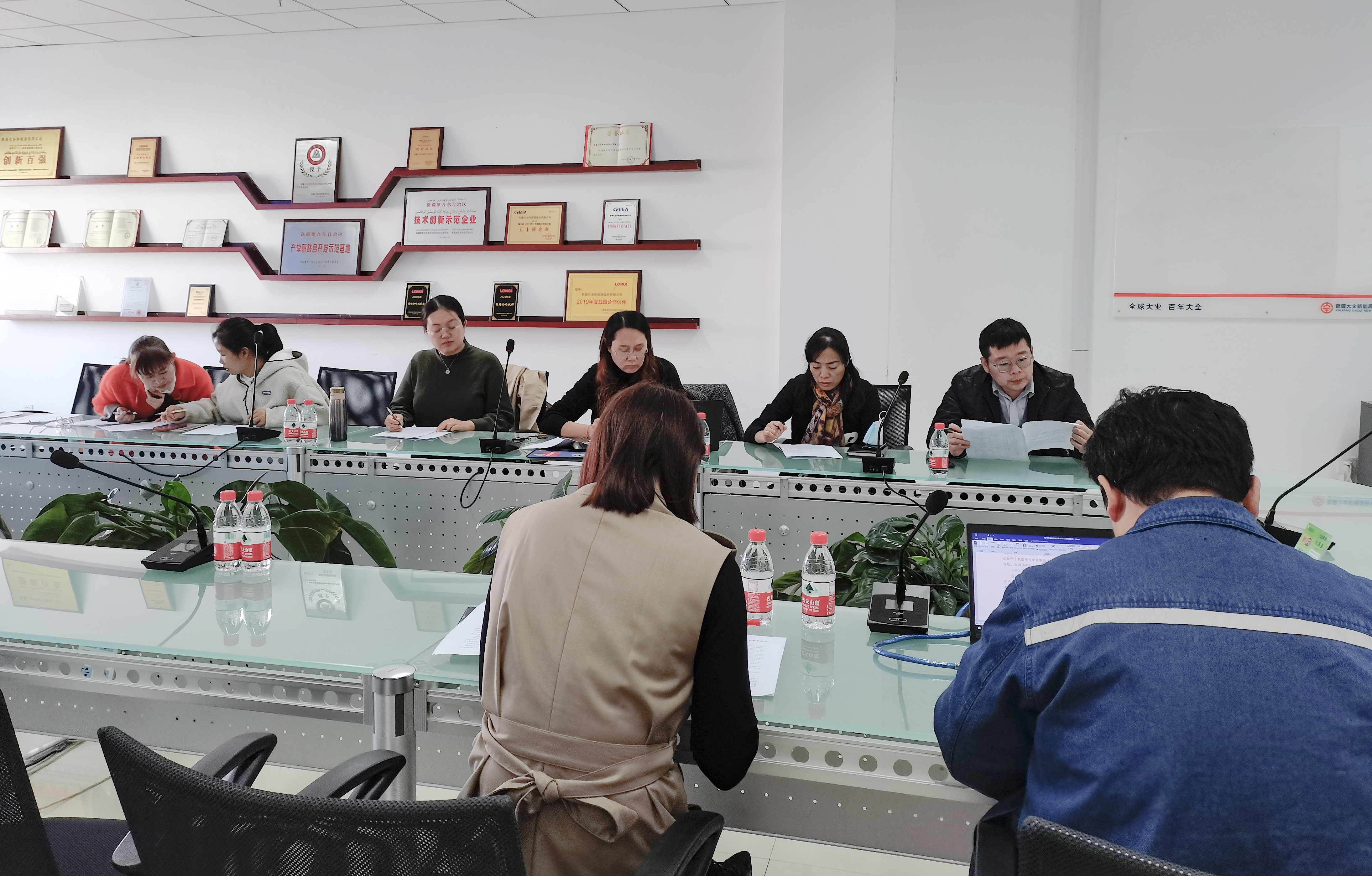 实施现代学徒制 推进校企合作新发展——轻纺化工分院与新疆大全新能源股份有限公司共商共建