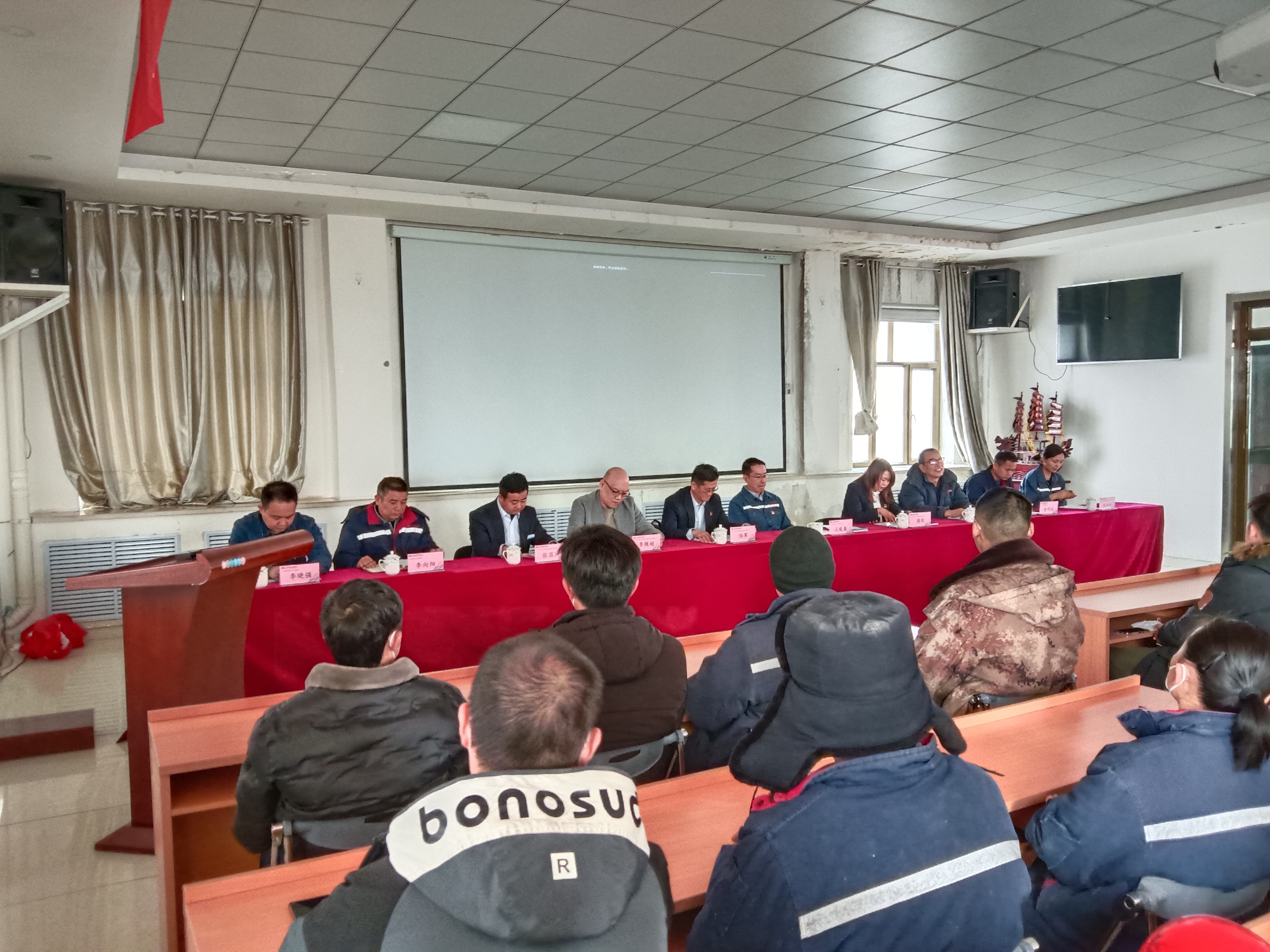 新疆天山铝业有限公司与Beat365中文官方网站联合举办企业新型学徒制开班典礼