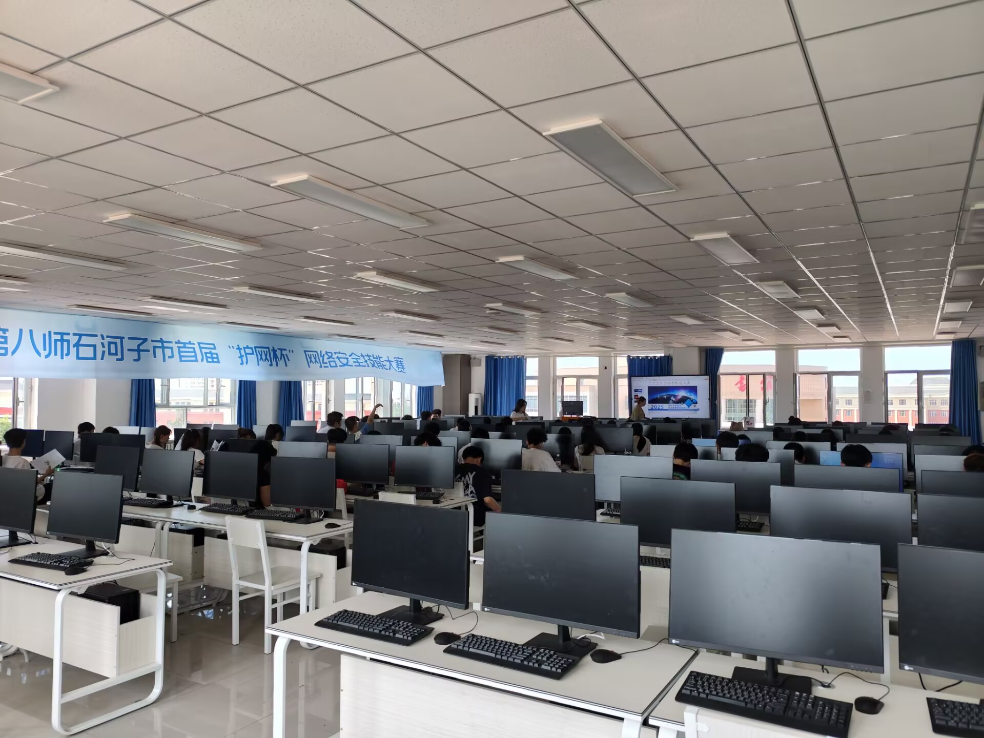 校企共建·职通未来——信息与通信工程学院携手深圳市银服通伊宁分公司开展校园宣讲招聘会