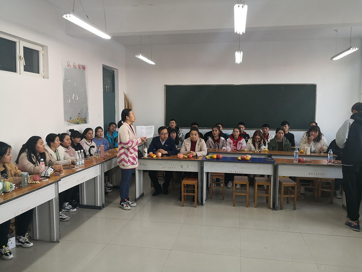 【不忘初心 牢记使命】轻纺化工分院党总支开展“不忘初心·牢记使命”暨“民族团结一家亲”主题座谈会