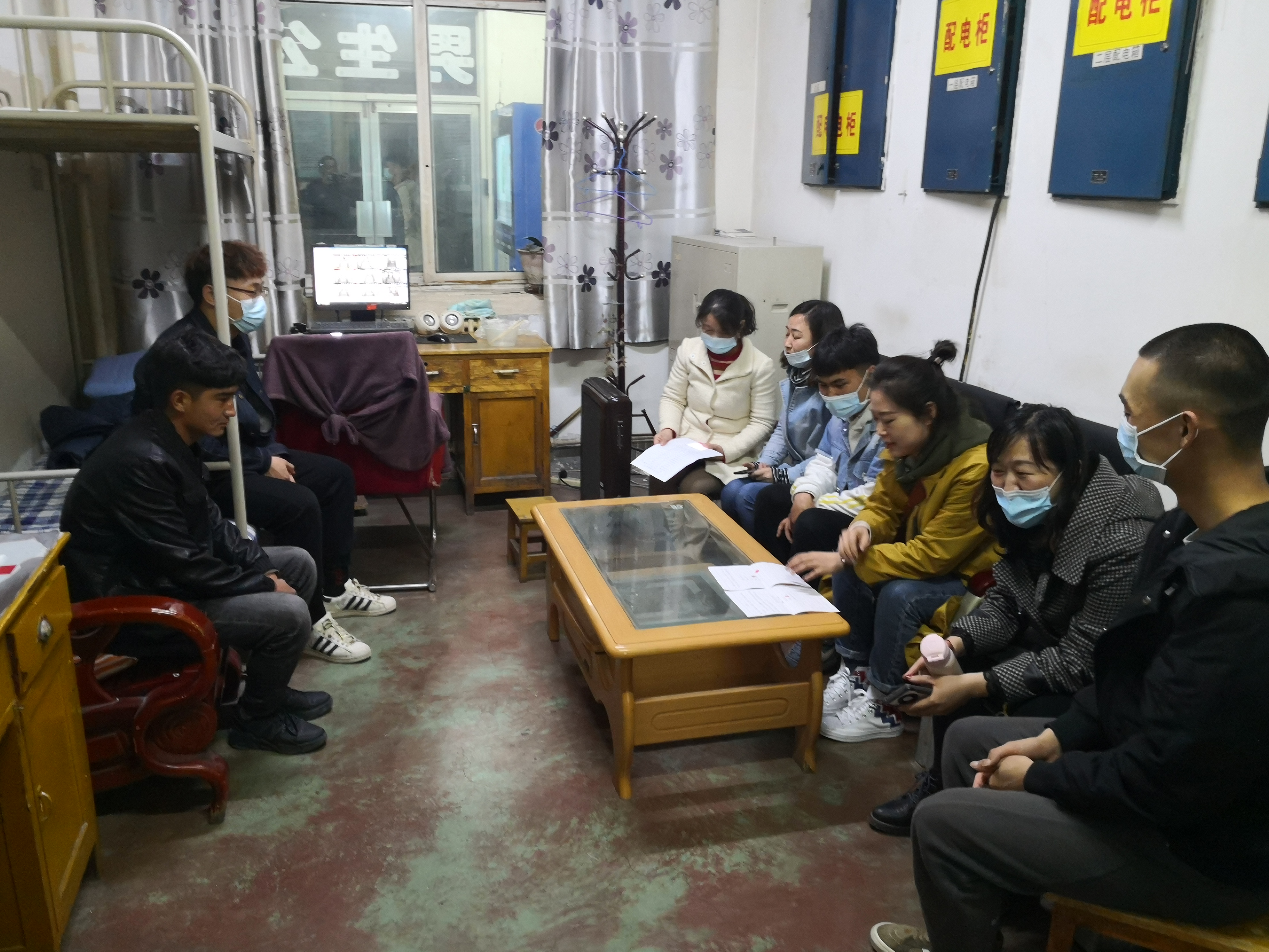 【民族团结】轻纺化工分院第五批入住教师集体进宿舍看望分院少数民族同学