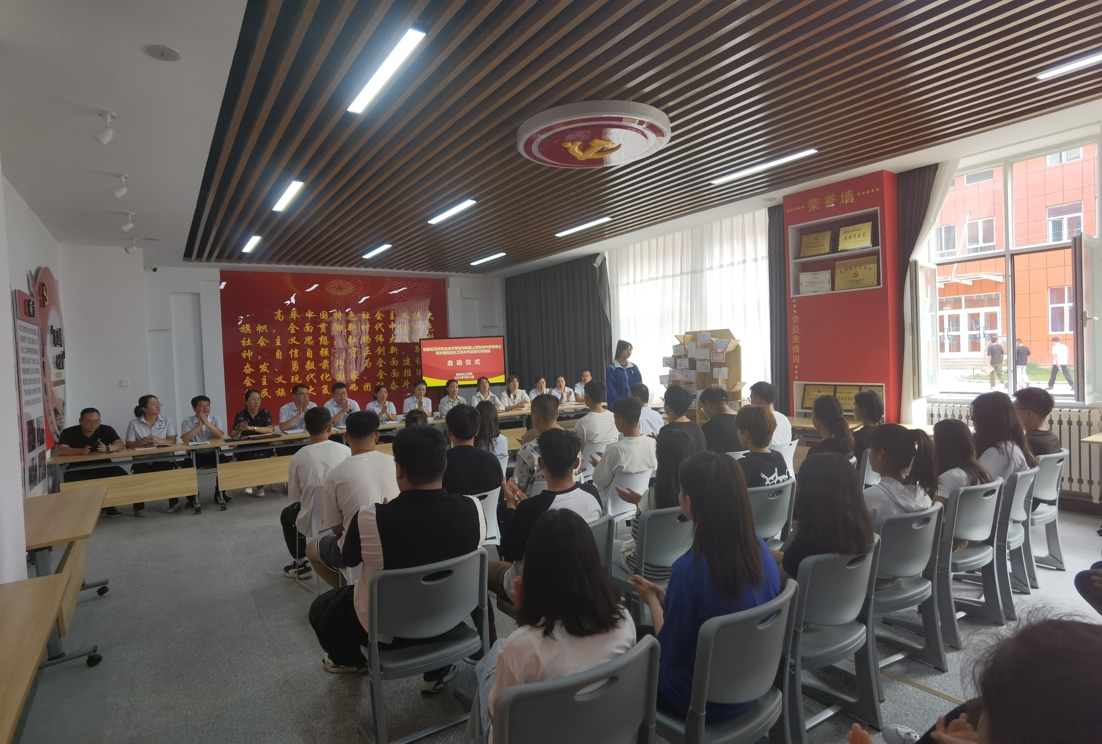 Beat365中文官方网站与新疆上昵生物科技有限公司举办应用化工技术专业现代学徒制启动仪式