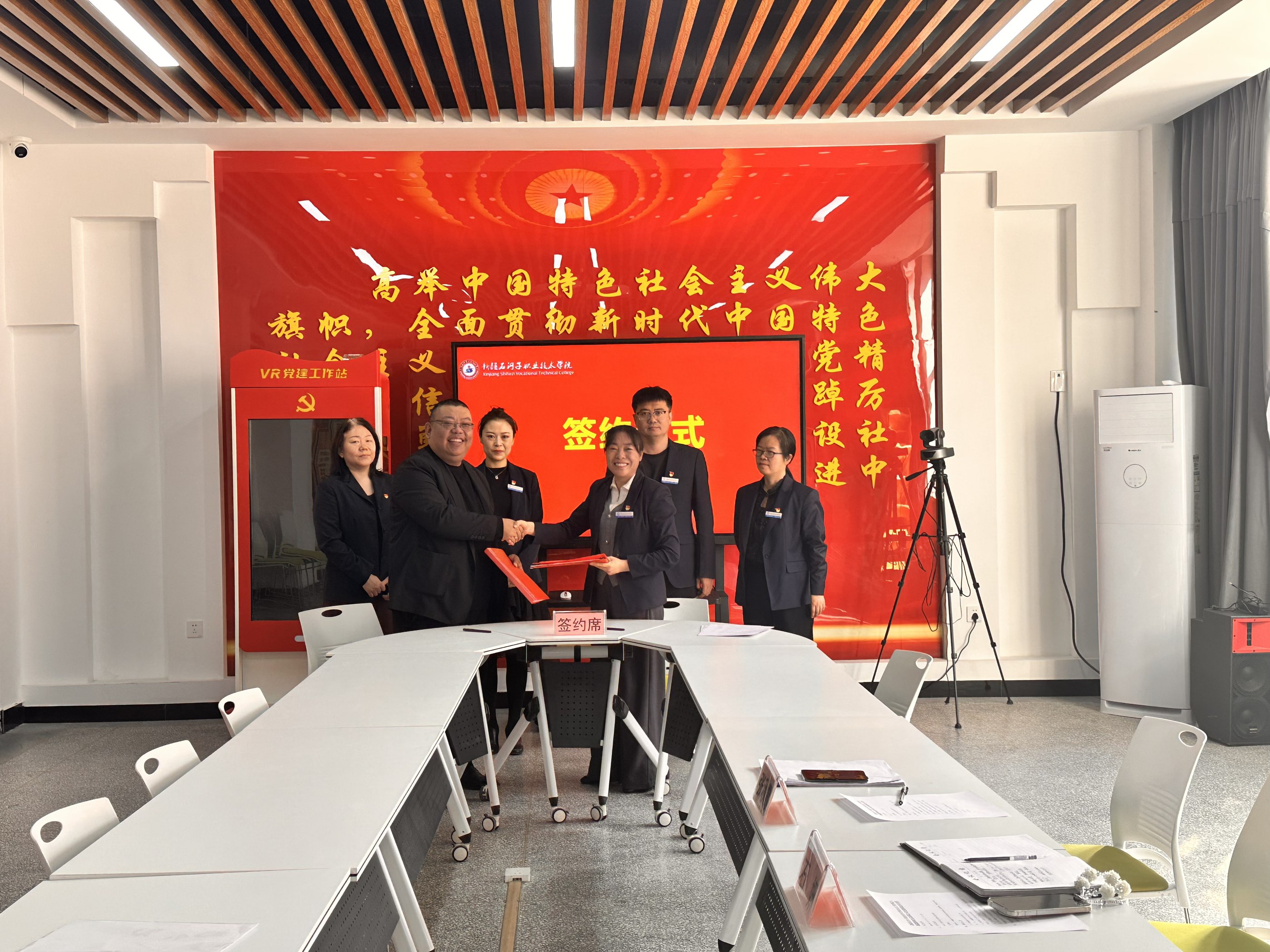 校企协同聚合力 产教融合启新程——Beat365中文官方网站食品工程学院与新疆新帅食品有限公司开展座谈并签约