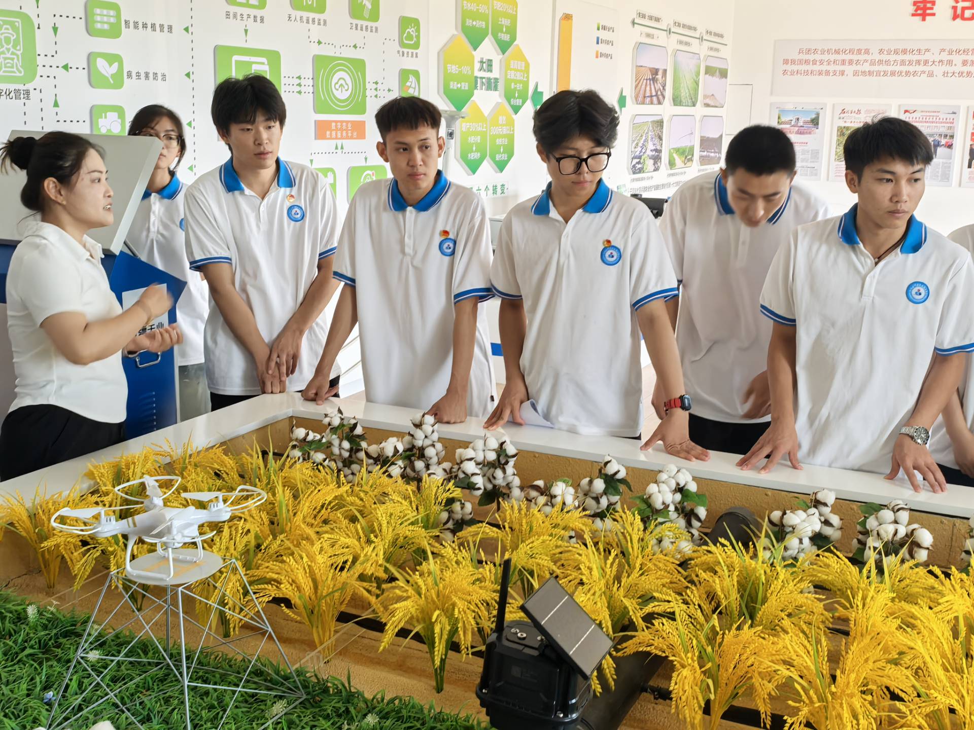 “沿着总书记足迹看兵团”——水利建筑工程学院开展“三下乡”社会实践活动