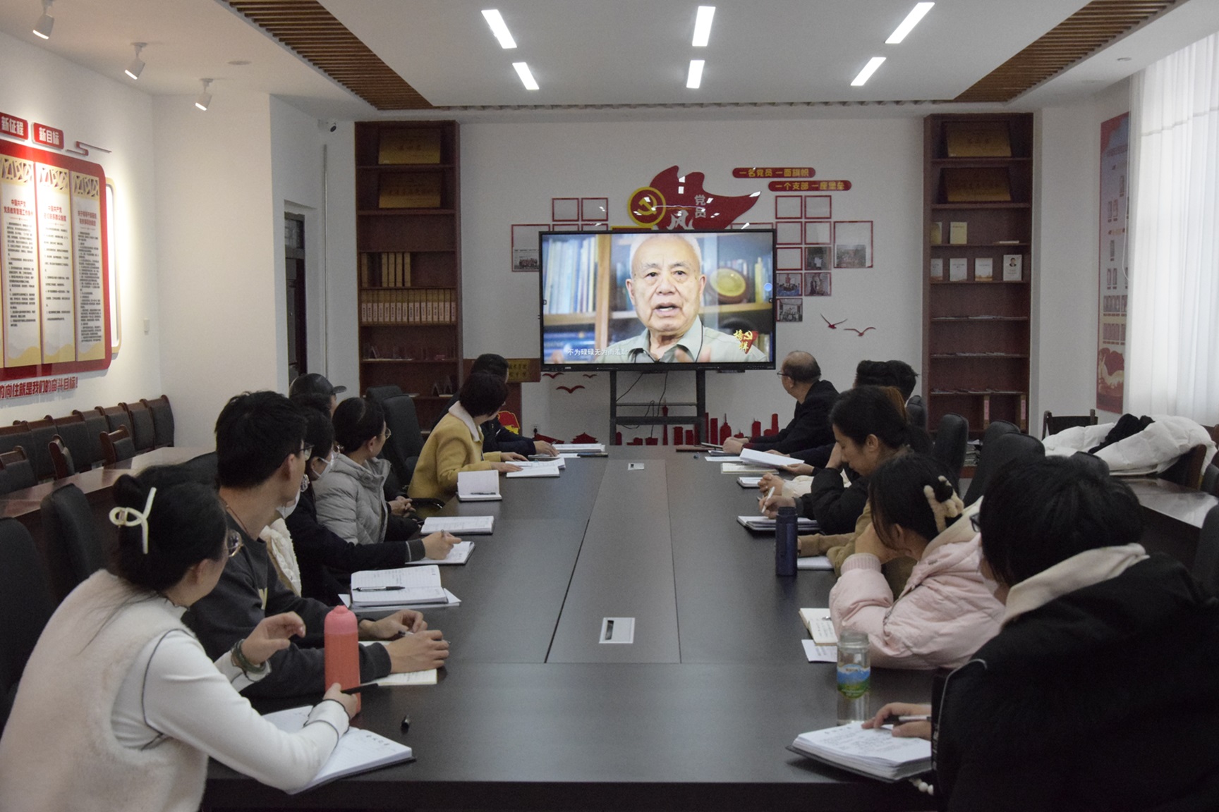 传承榜样力量 彰显党员担当——水利建筑工程学院组织党员教师观看《榜样8》