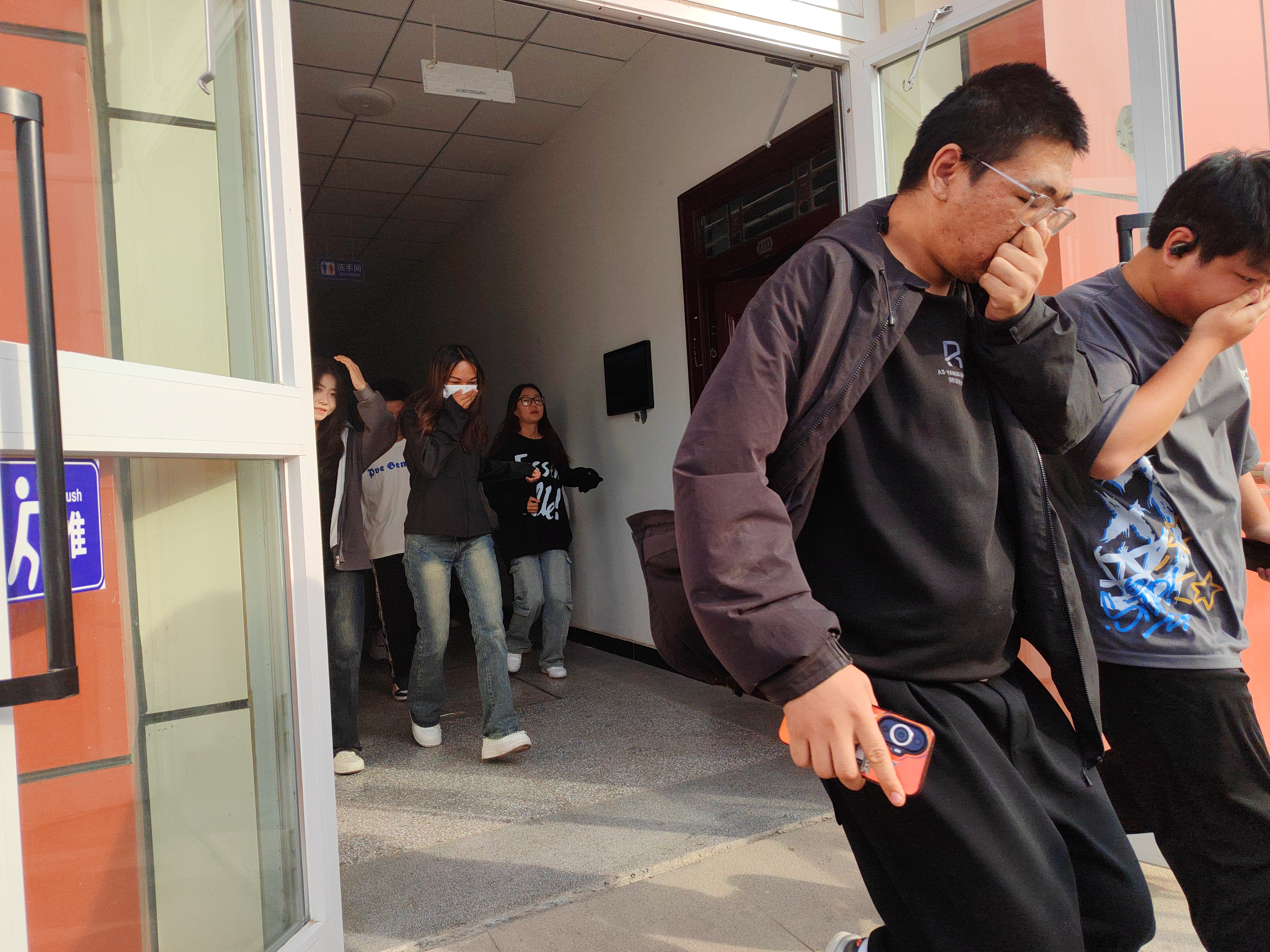 演练应急 安全常驻——水利建筑工程学院开展地震应急疏散演练暨消防演练活动