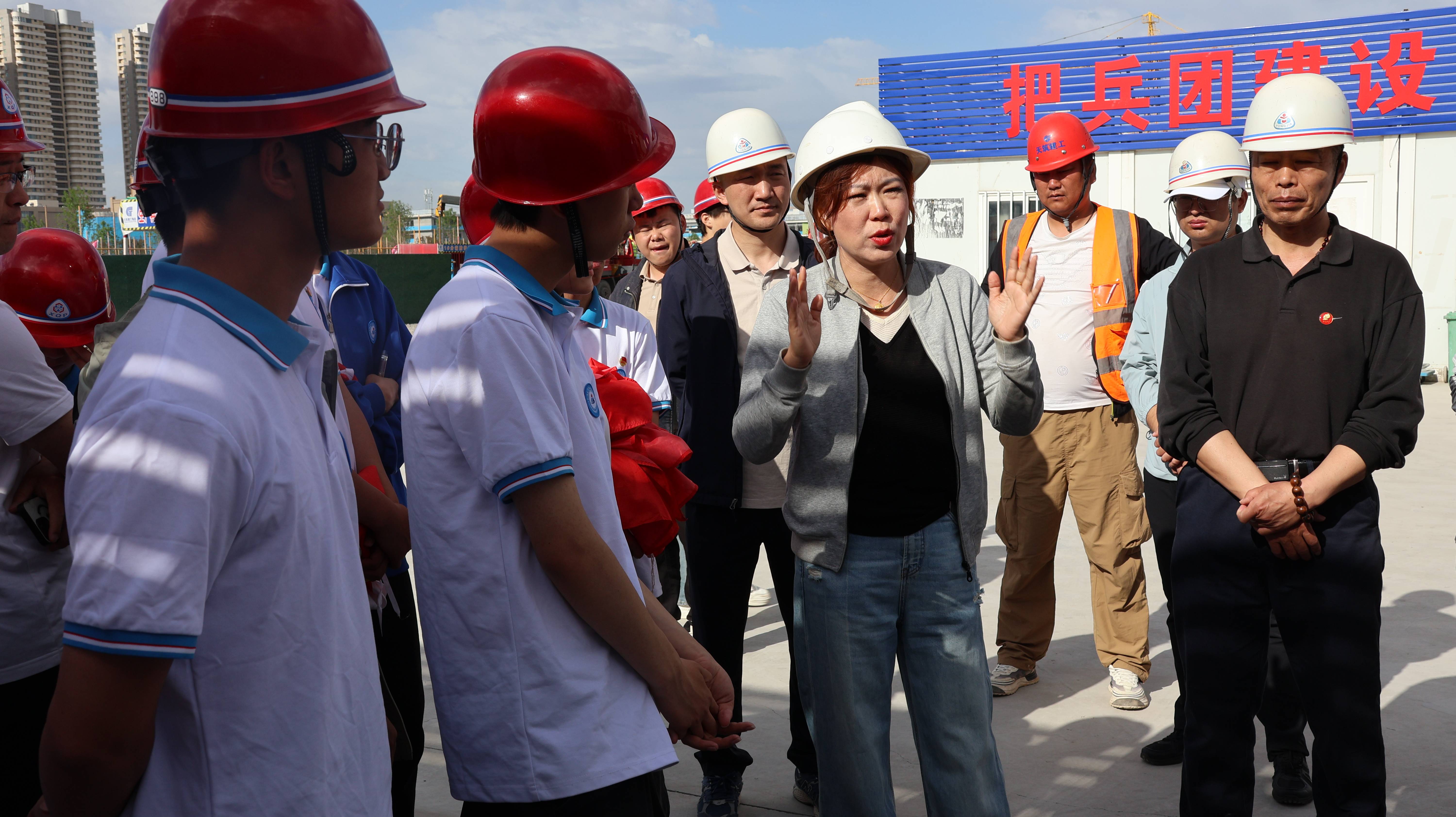 【2025职业教育活动周系列活动】水利建筑工程学院走进工地一线 锤炼技能本领