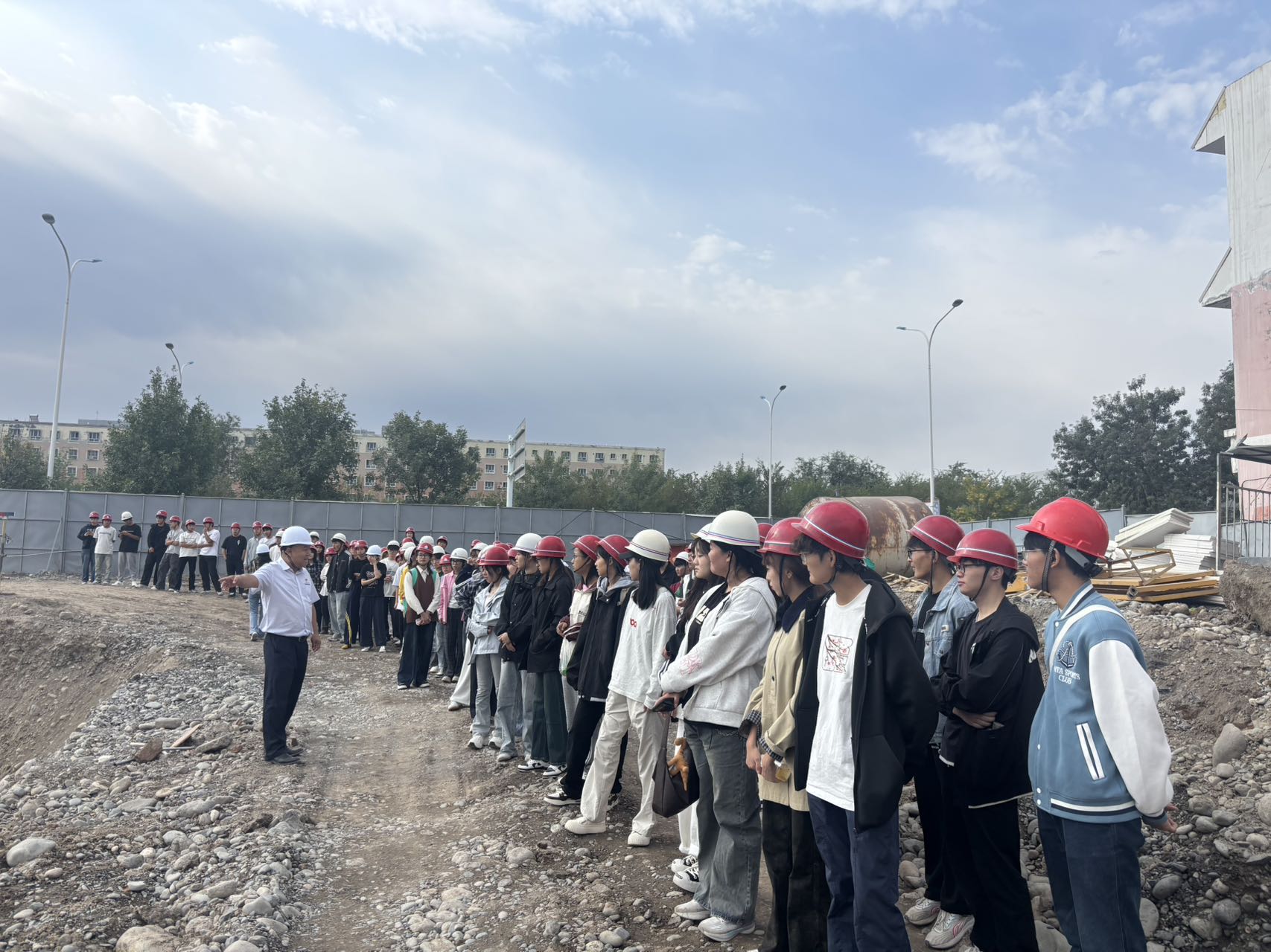 水利建筑工程学院:多维发力强化新生教育引导扣好大学“第一粒扣子”