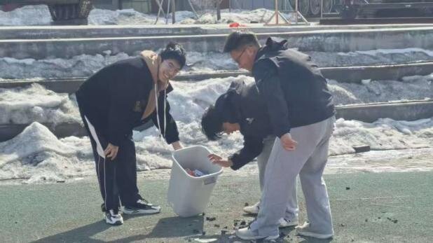 Beat365中文官方网站水利建筑工程学院组织开展校园清洁志愿服务活动