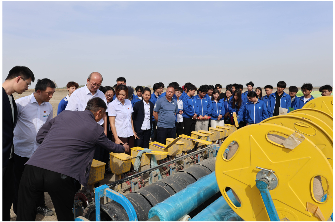 科技兴棉助振兴 服务下乡促增收——水利建筑工程学院赴沙湾商户地乡开展干播湿出播种现场会