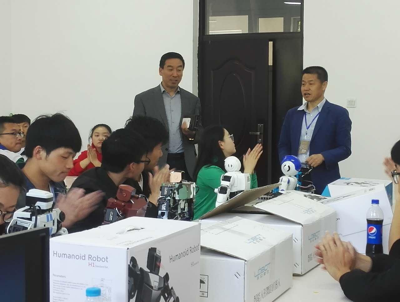 智能机器人培训班开课 为大学生插上创新创业的翅膀