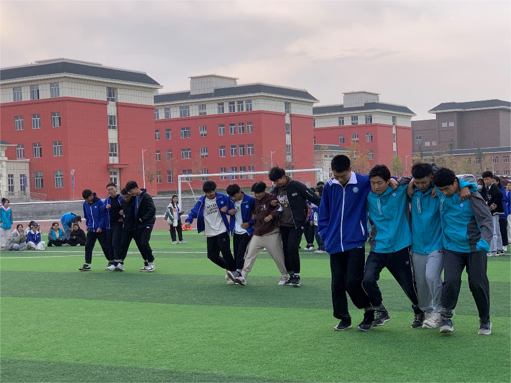 现代服务分院举办“运动青春 快乐无限”趣味运动会