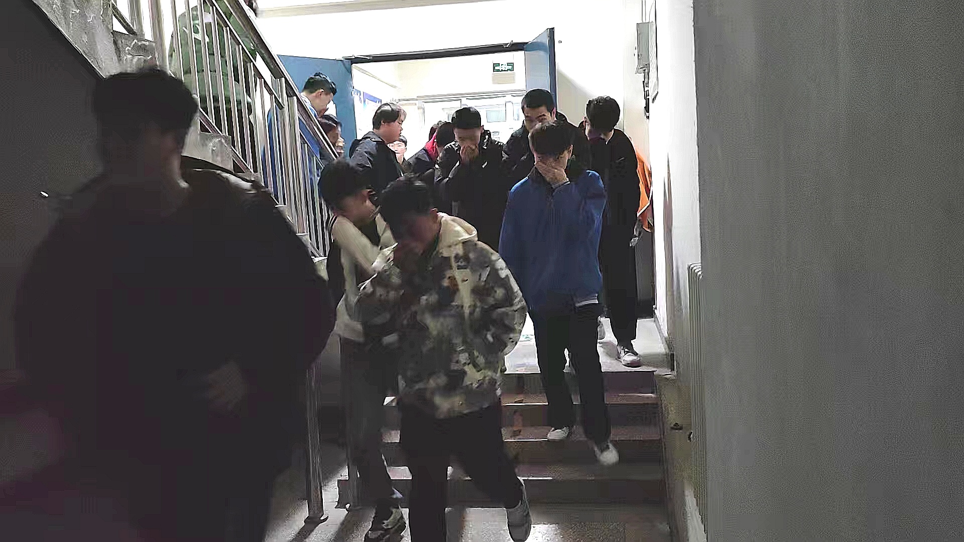 警钟长鸣强意识 防患未然共平安——公共基础学院开展学生宿舍消防疏散应急演练活动