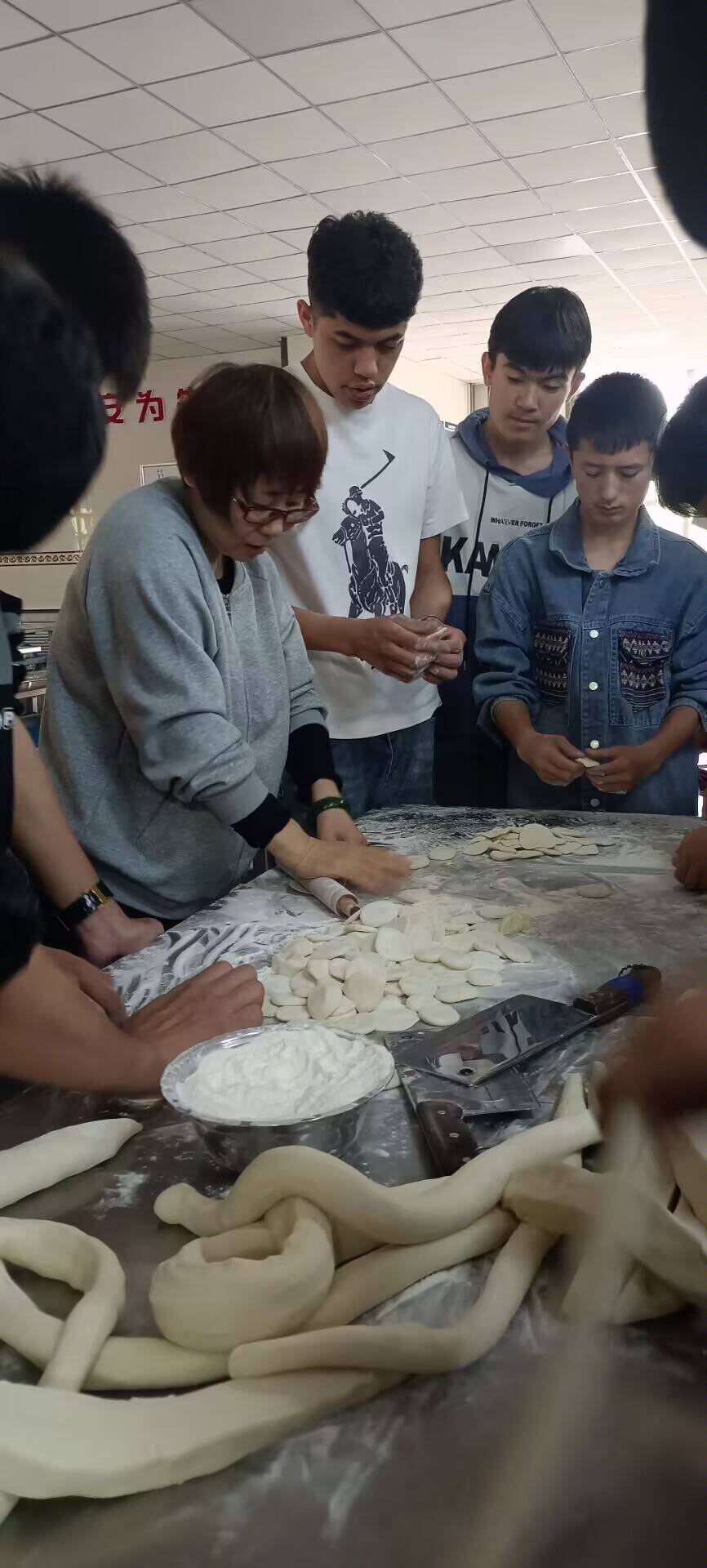 以劳动之名 向幸福出发——公共基础学院师生以这样的方式庆祝五一劳动节