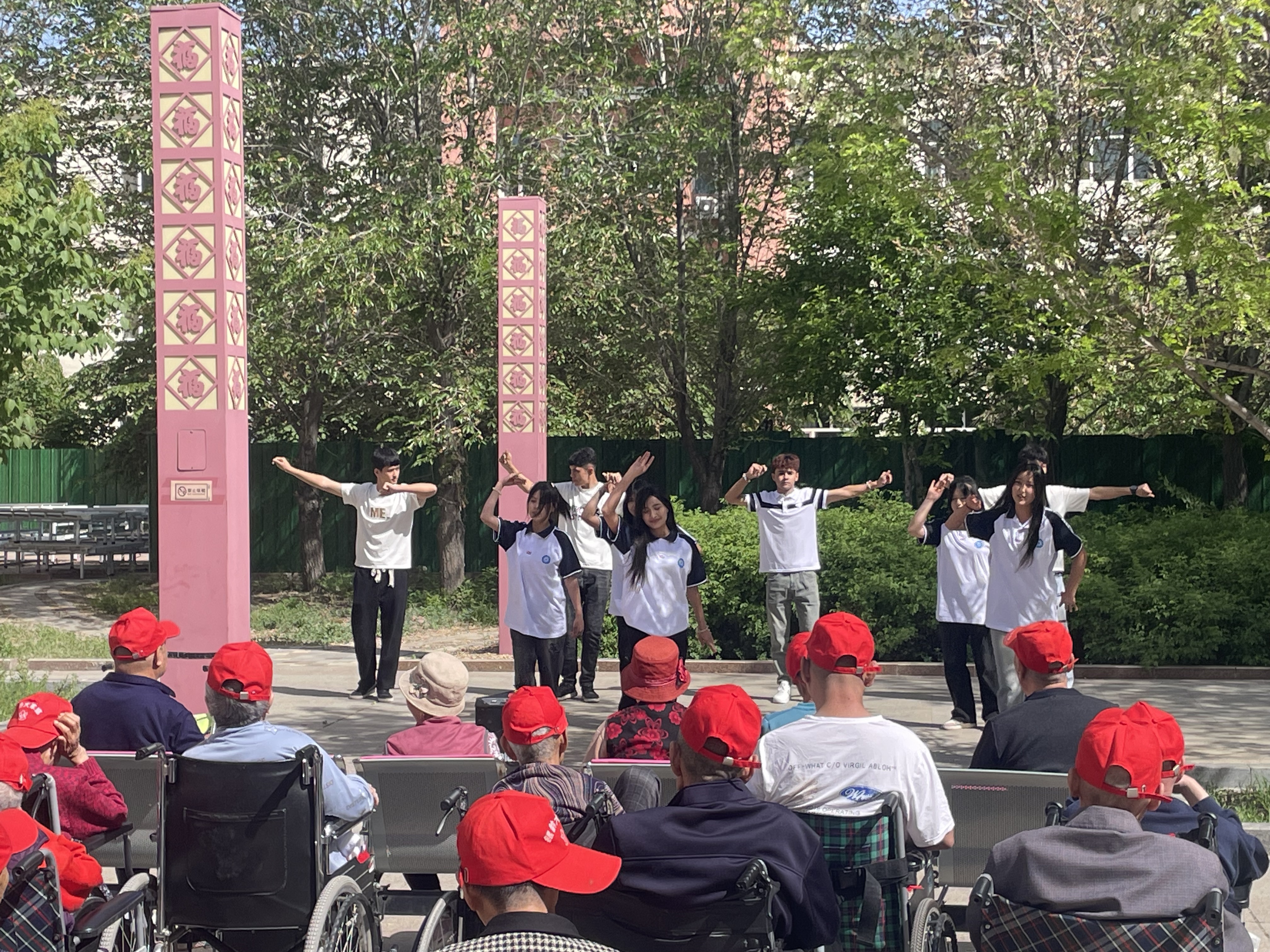 情暖敬老院——公共基础学院师生这样庆祝“五四”青年节