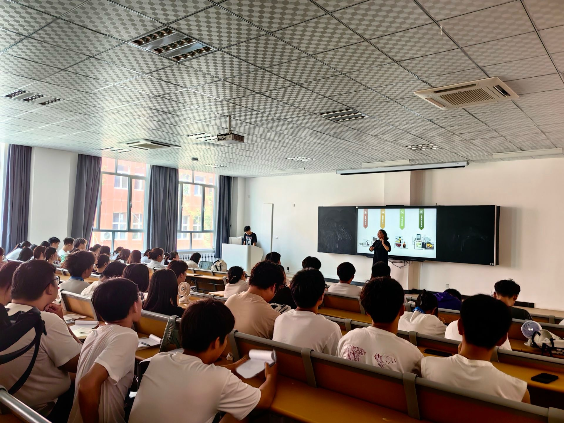 深化人才培养交流 共绘教育创新蓝图——大连职业技术学院专家莅临数字商贸学院开展教学活动