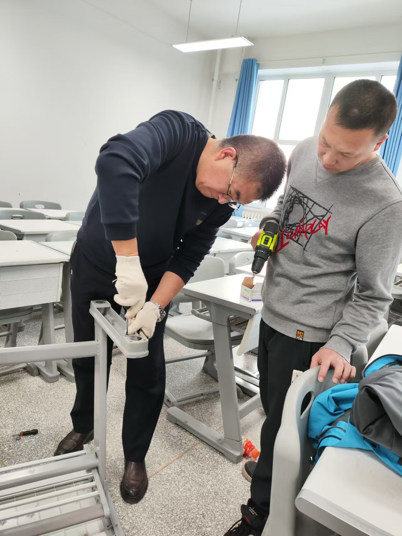 点滴小事儿暖人心——现代服务学院开展主题党日活动