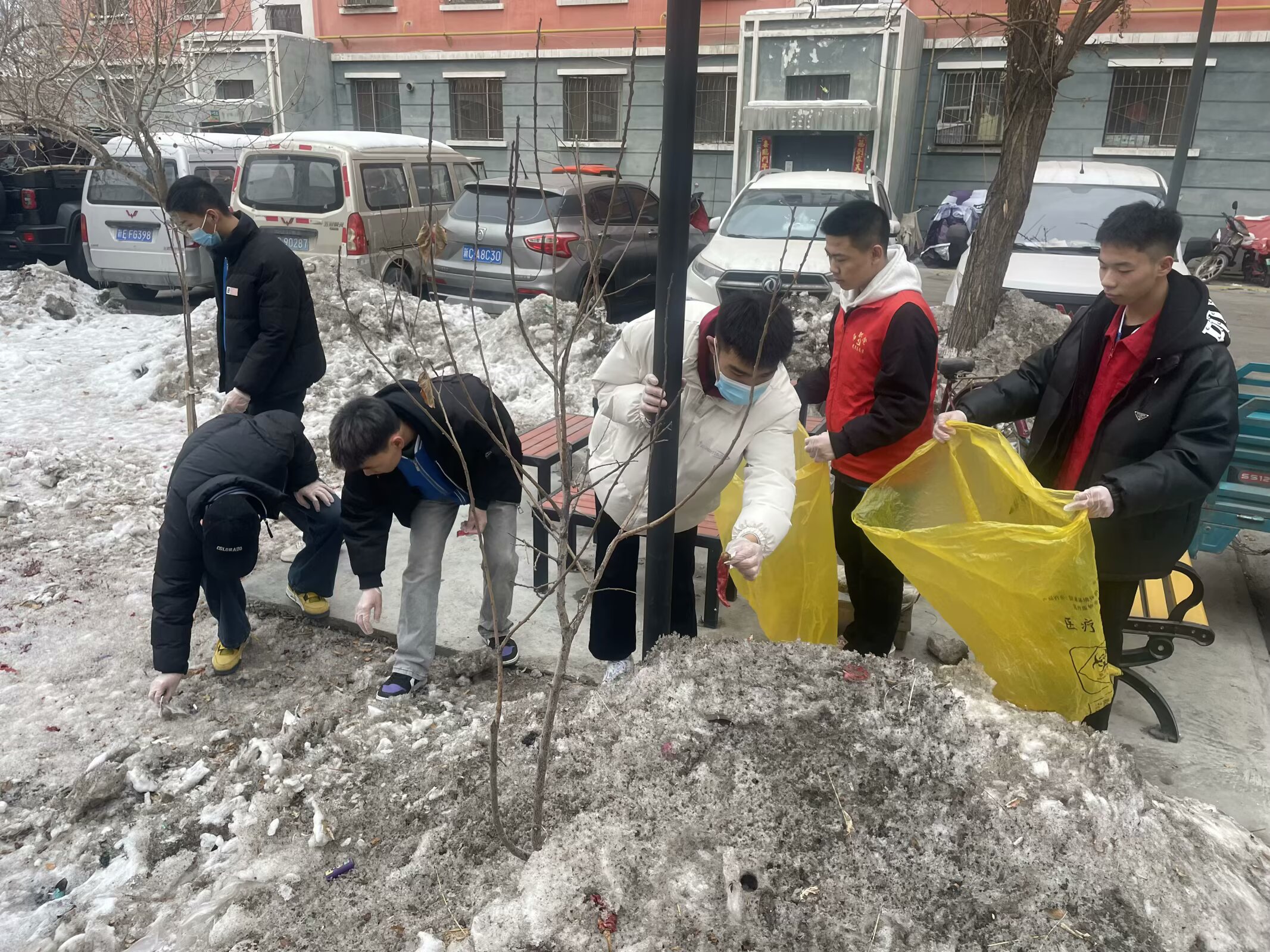 清捡垃圾倡环保 志愿服务显担当——公共基础学院开展学雷锋活动​