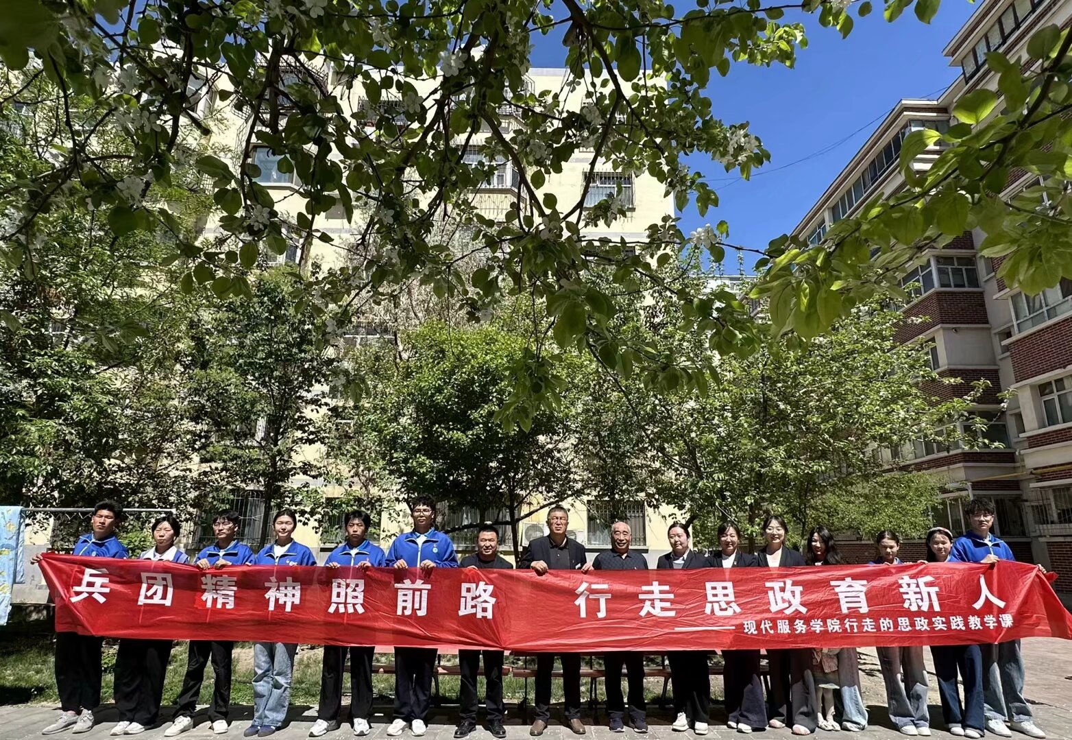 翰墨传薪火 笔锋写初心——现代服务学院“行走的思政课”对话军垦书法家李全