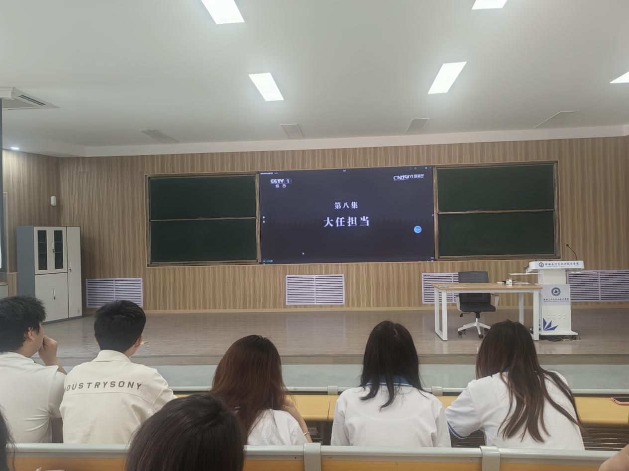 观摩工匠技艺 传承工匠精神——数字商贸学院以“行走思政课”推动工匠精神传承