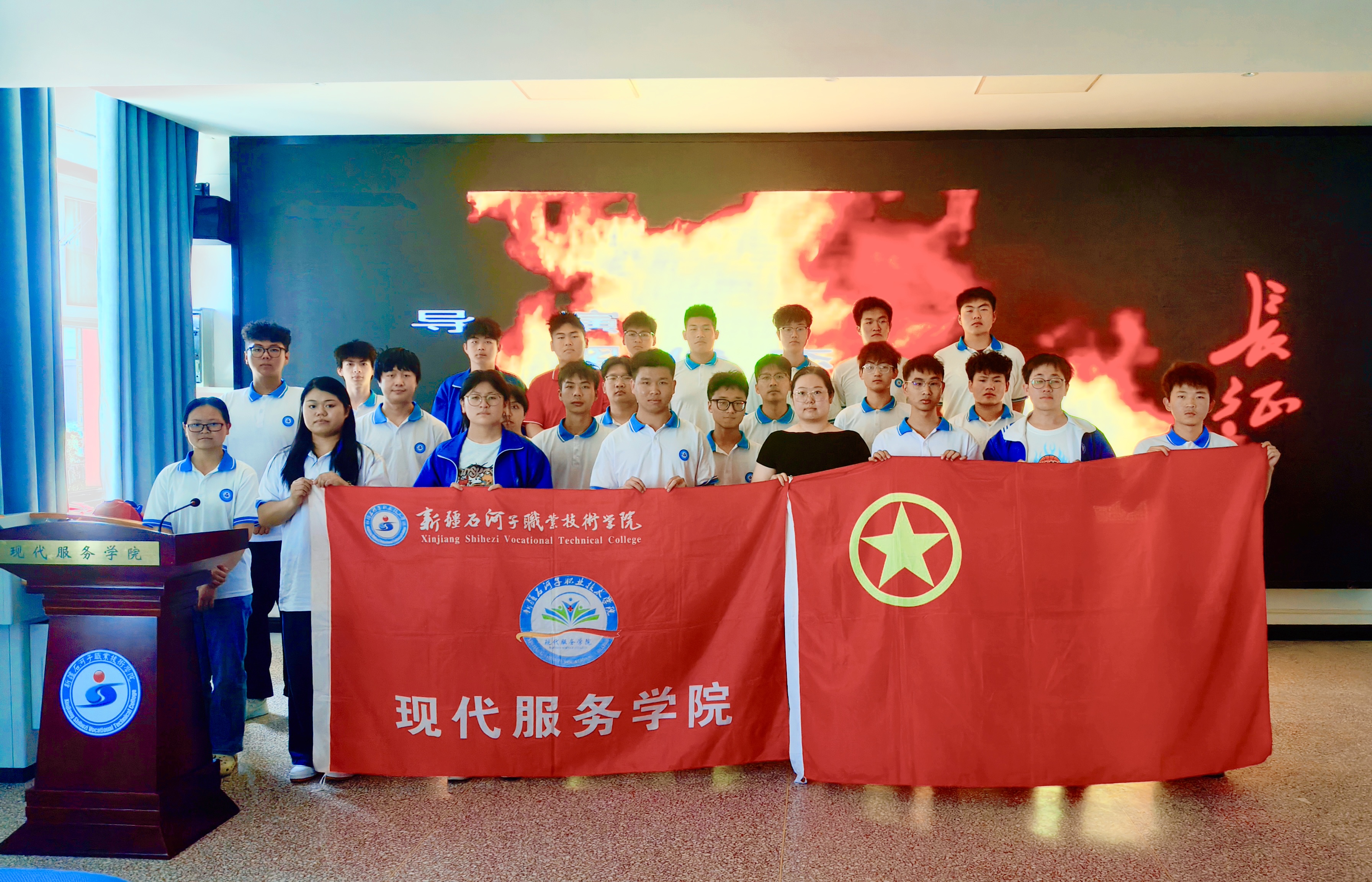 现代服务学院开展“行走的思政课”红色观影活动