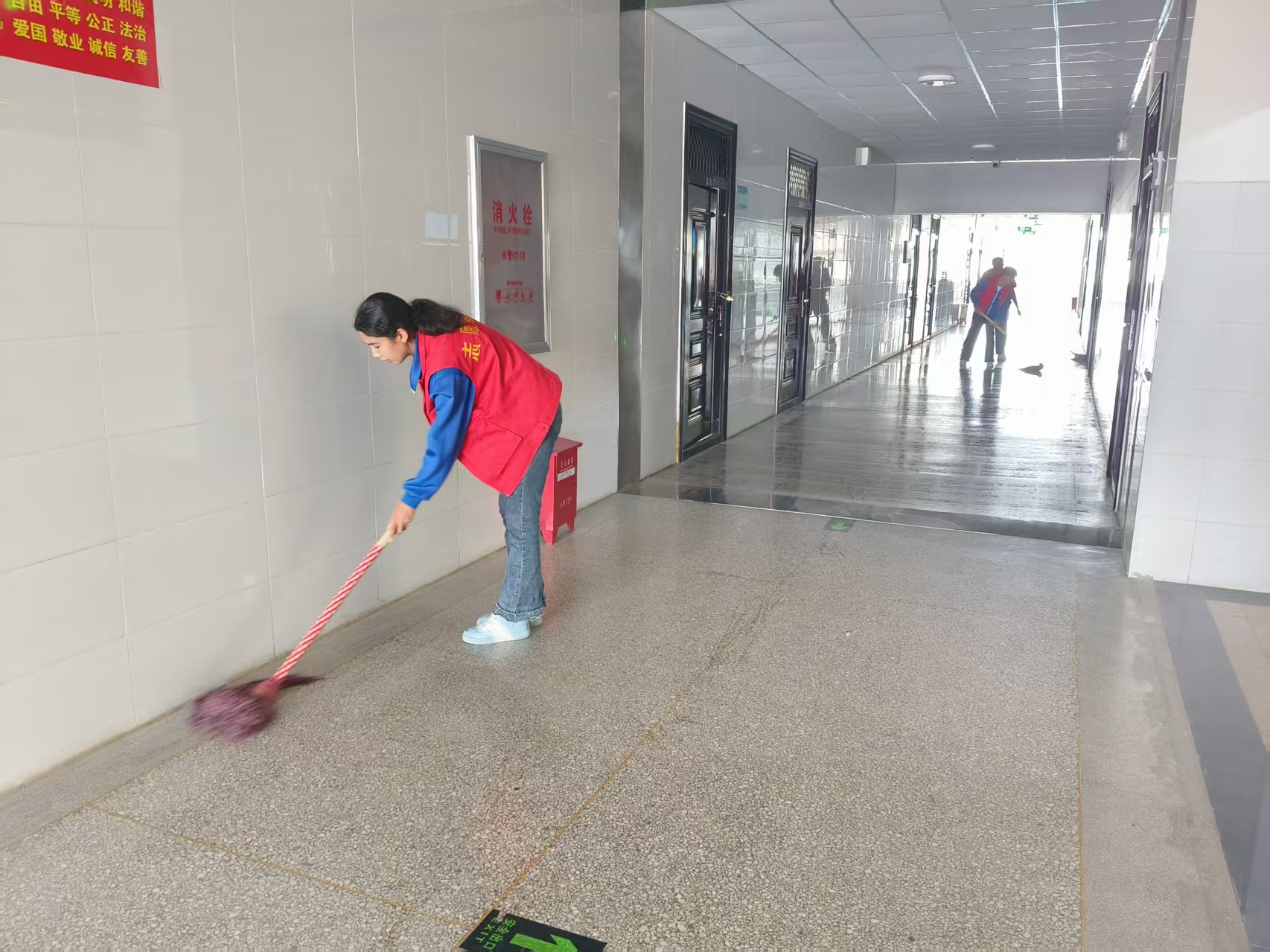 现代服务学院开展“行走的思政课”校园劳动教育实践活动