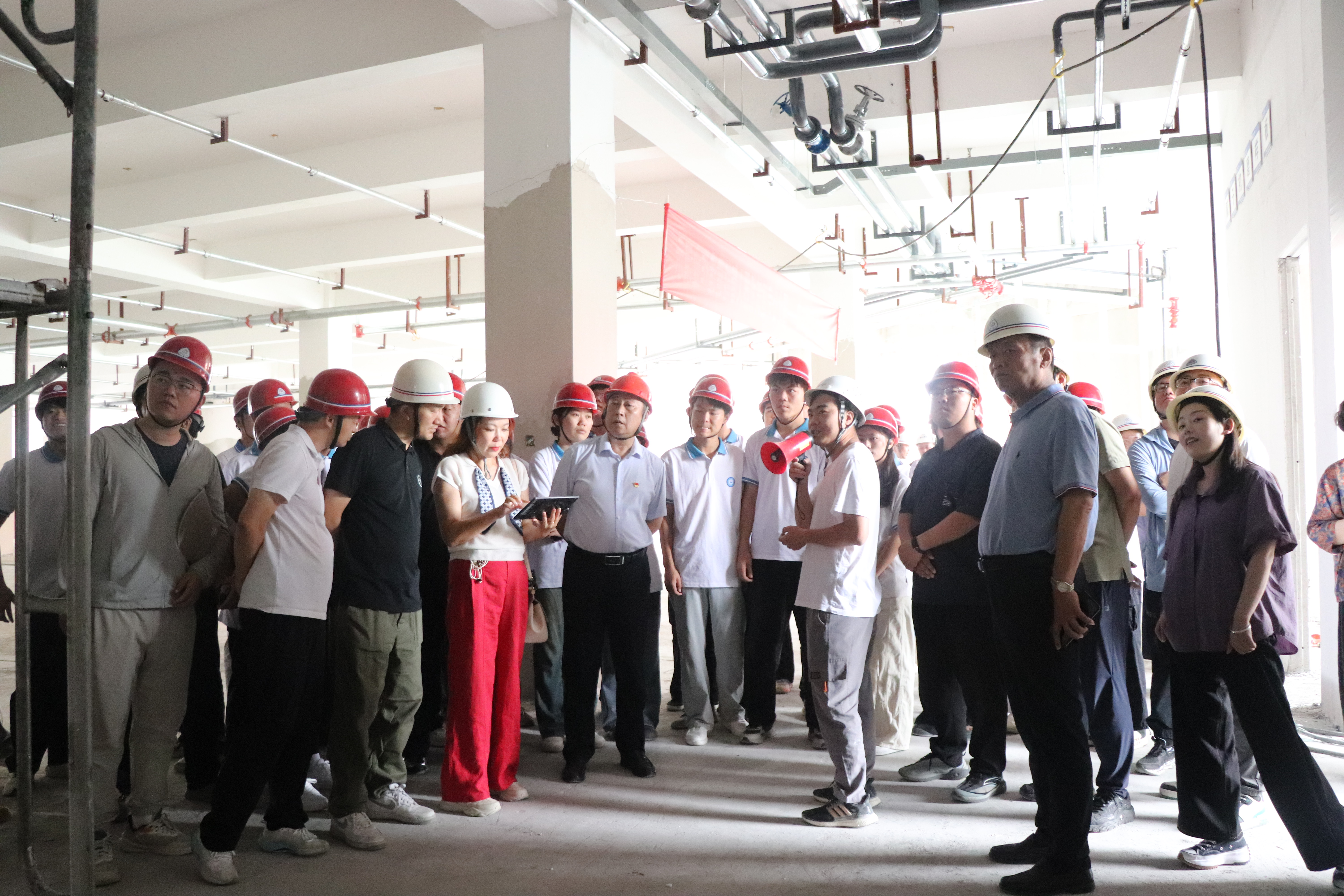 水利建筑工程学院学生赴学校三期工地开展智能建造观摩实践