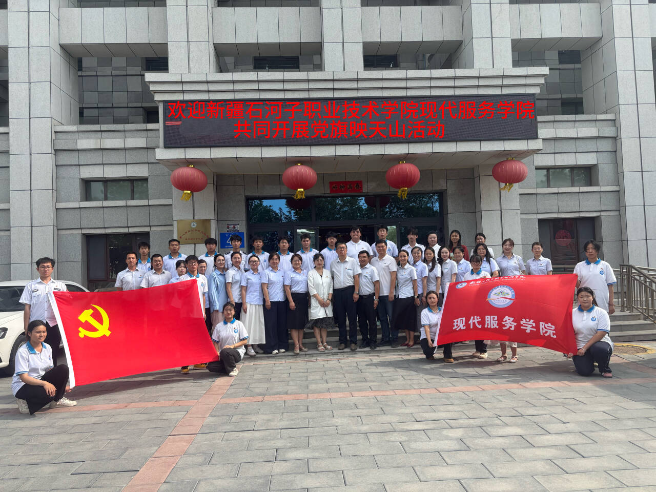 党建领航聚合力 专业实践庆“七一”——现代服务学院开展主题党日活动