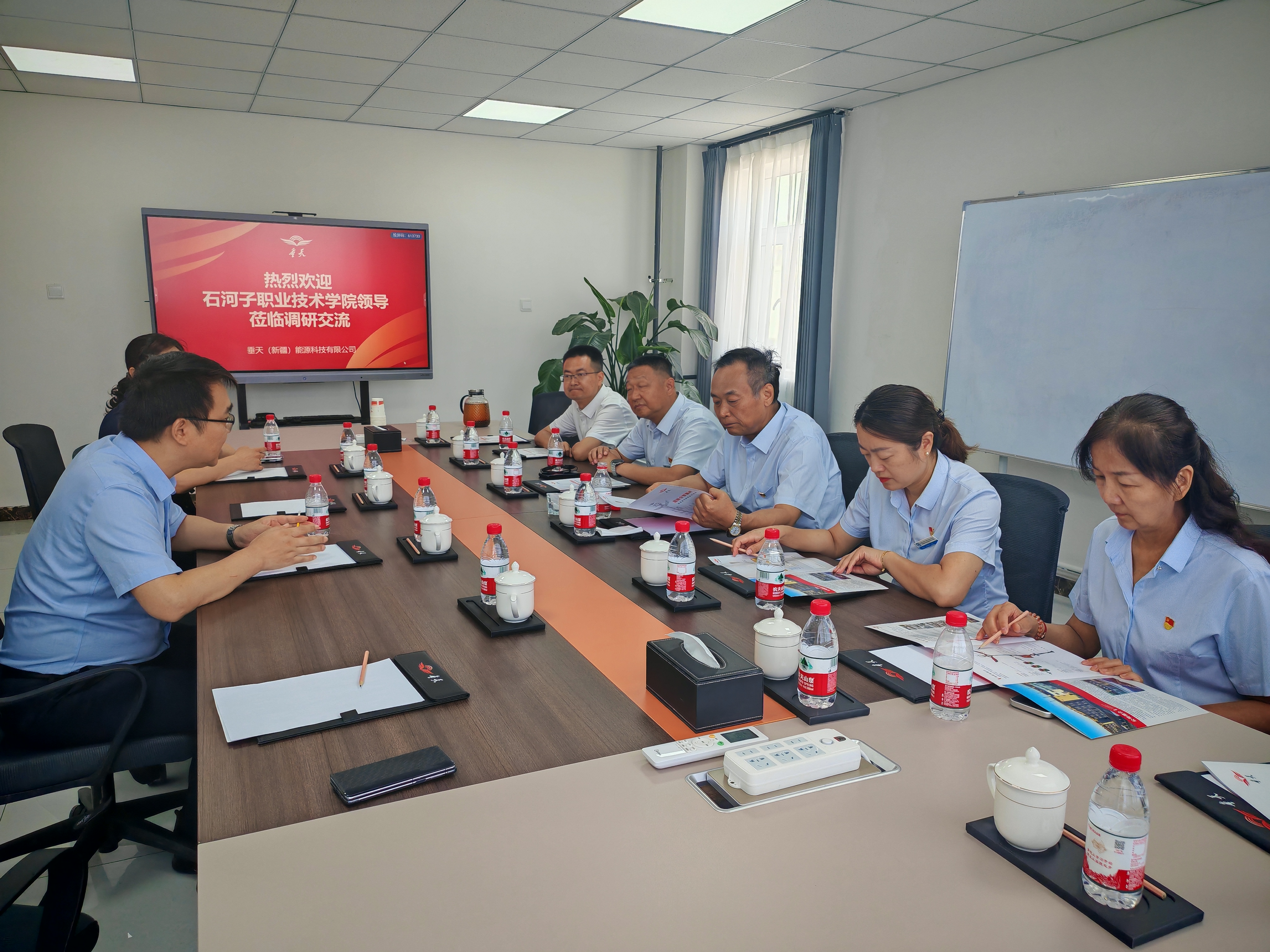 访企拓岗促发展 产教融合谱新篇——Beat365中文官方网站前往垂天（新疆）能源科技有限公司调研
