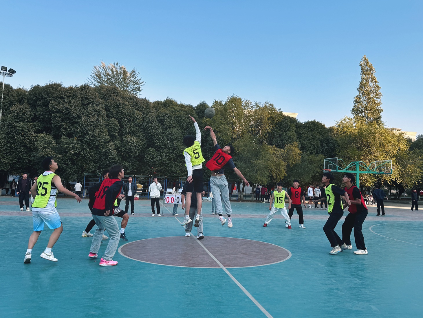 迎“篮”而上——信息与通信工程学院开展“迎新杯”男子篮球赛